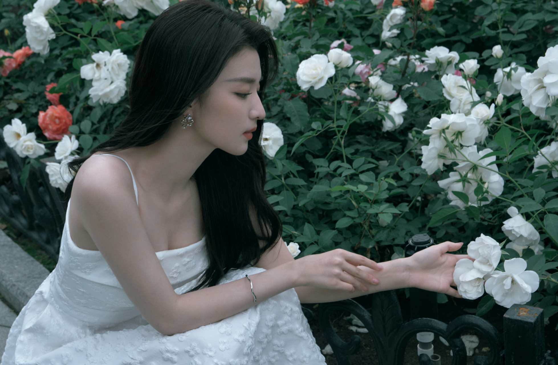 王楚然白裙照片,仿若油画美女～