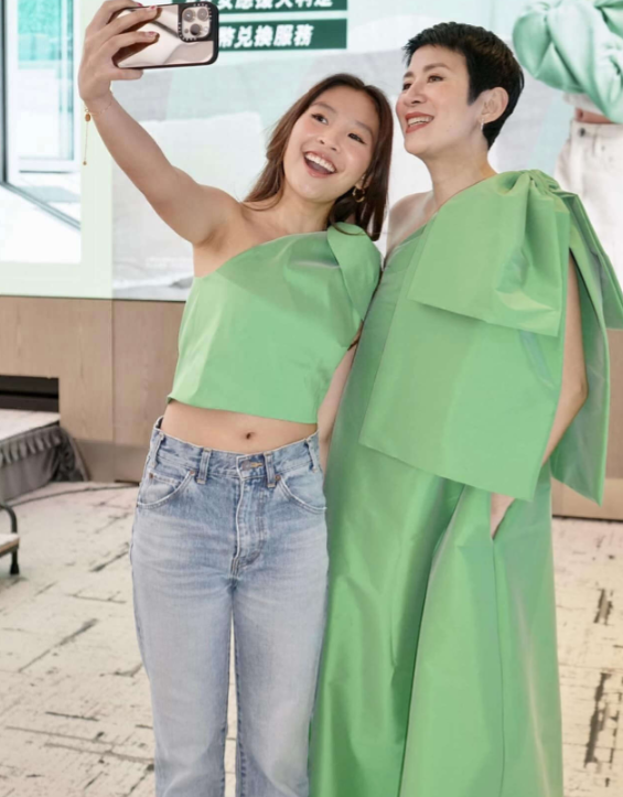 吴君如女儿陈是知正式出道!长相甜美身材姣好,父母重金培养