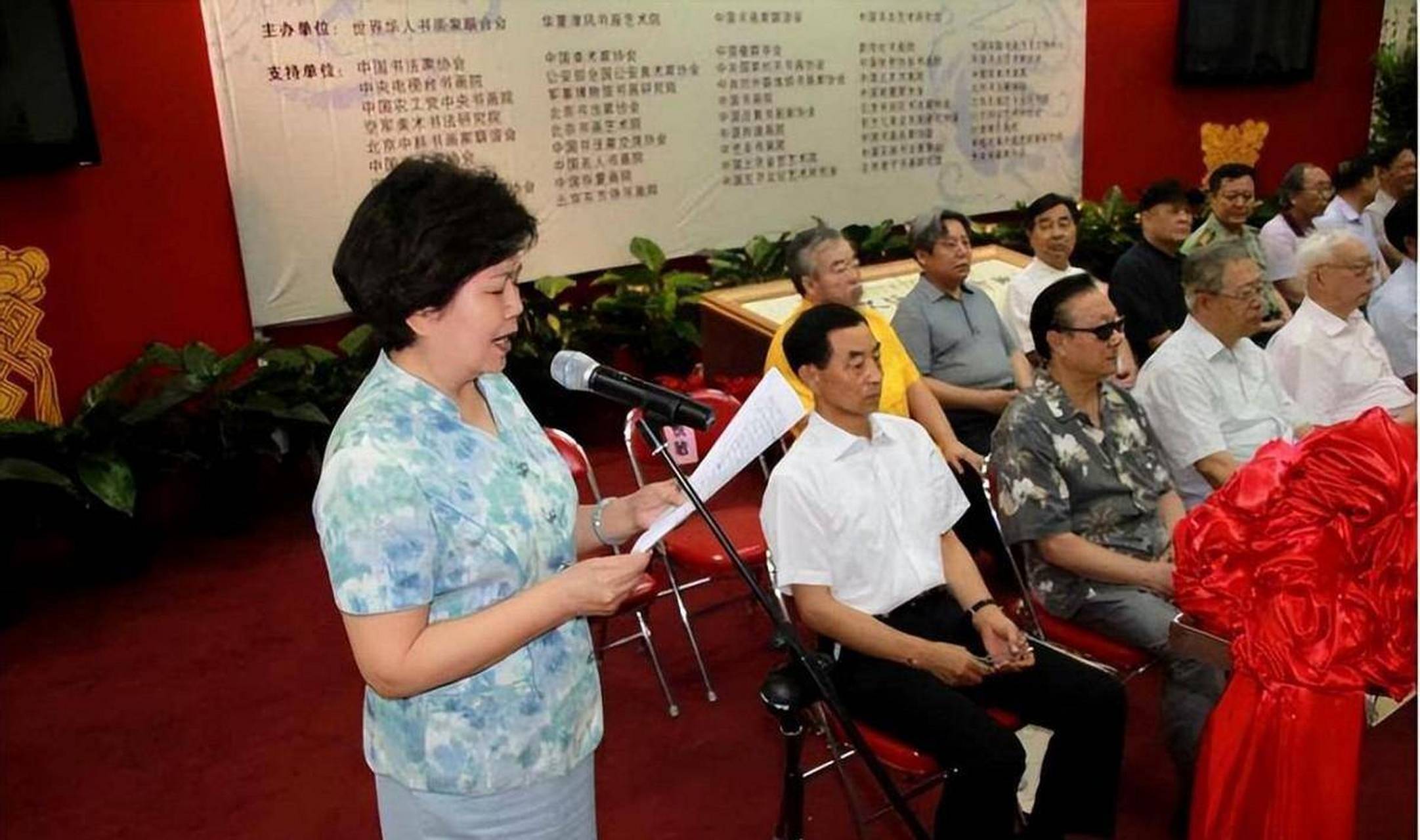 75岁的邢质斌和孙子,一张罕见的合影,她的外表和举止都透露出一种成熟