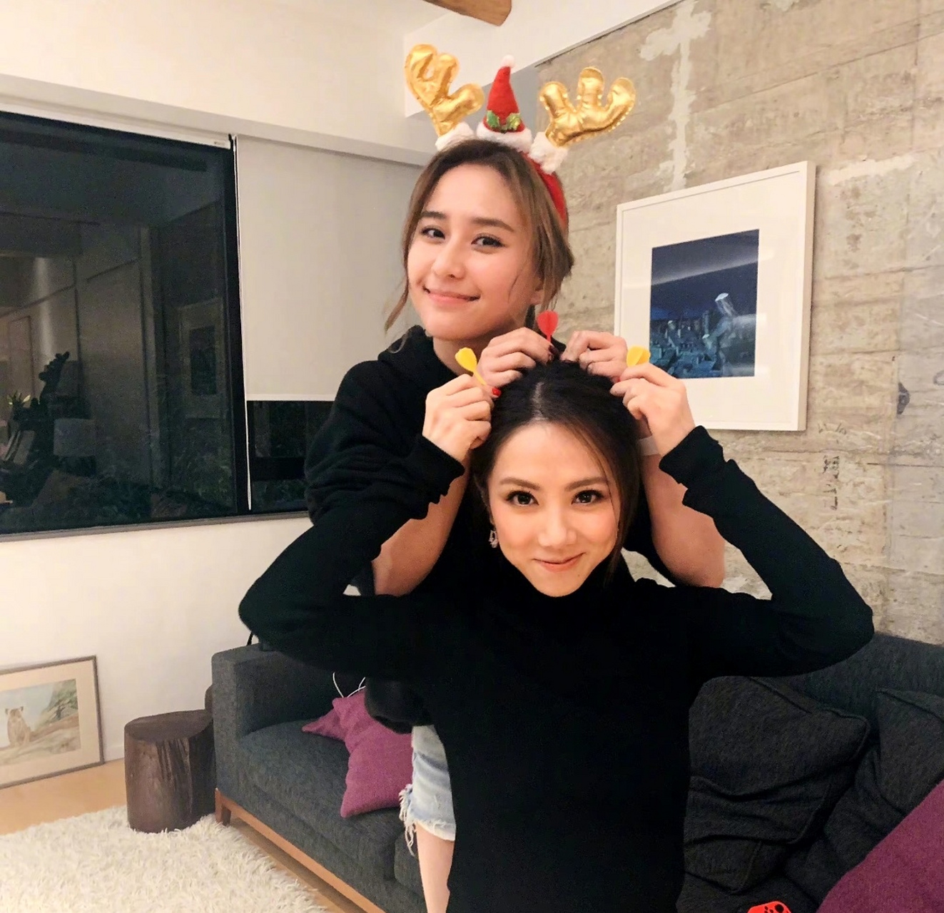 原来邓紫棋和何超莲关系这么好,邓紫棋发文感慨说,18岁就认识了何超莲