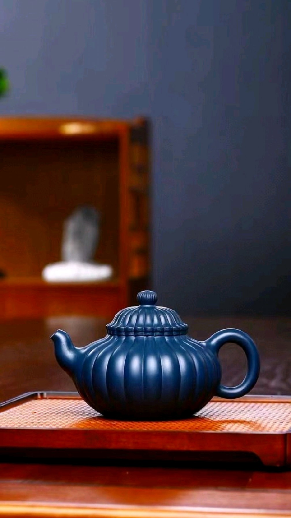 极品天青泥紫砂壶,在富于光晕变换的线条中流转出美轮美奂的神采带给