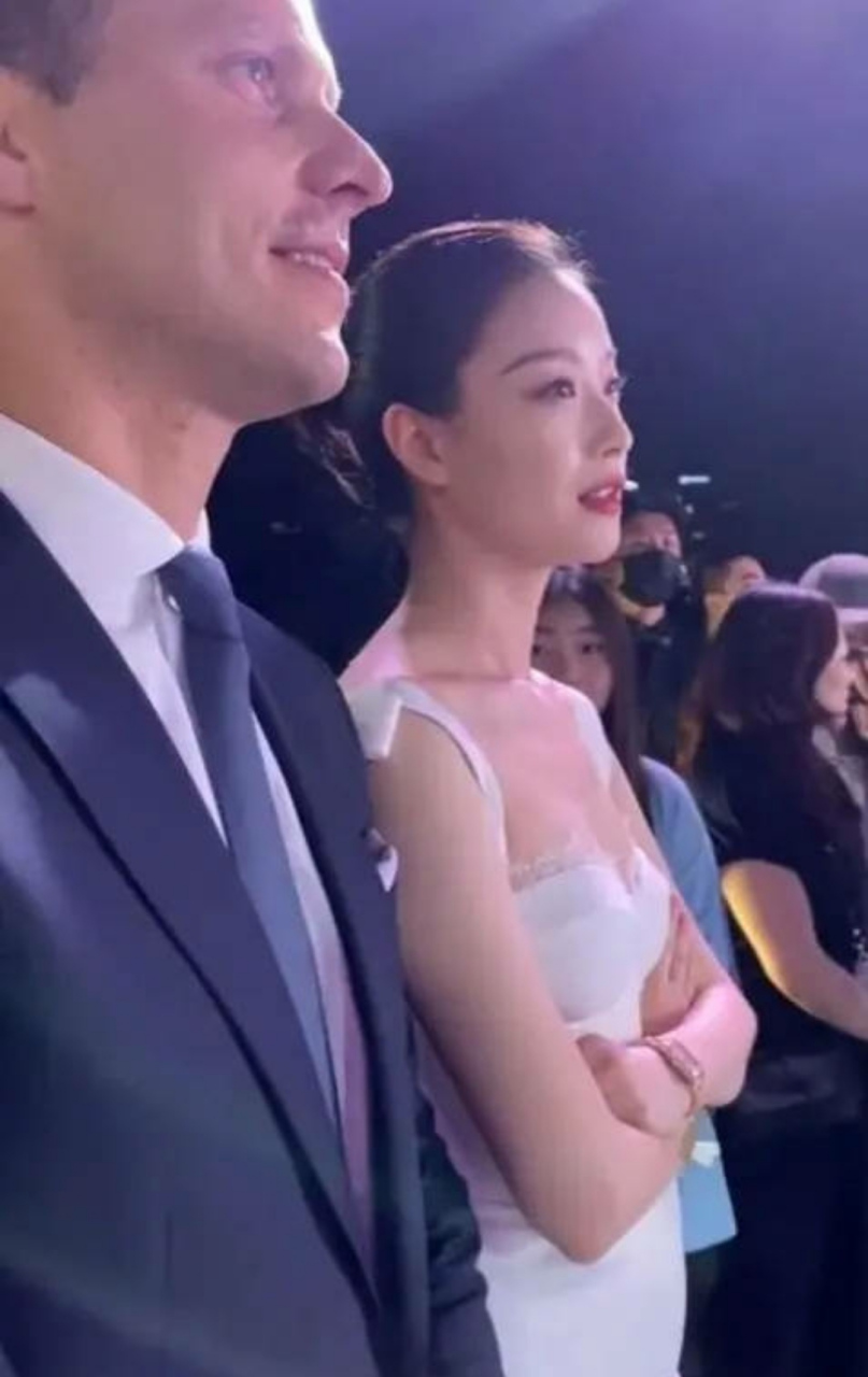 倪妮真的太美了,出席活动的时候,那个外国友人完全被她的美给吸引了吧