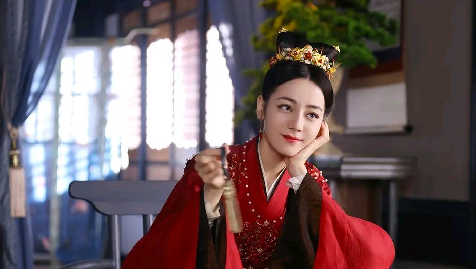 全网热度飙升,迪丽热巴"换脸式"演技火上热搜,这个女人不简单