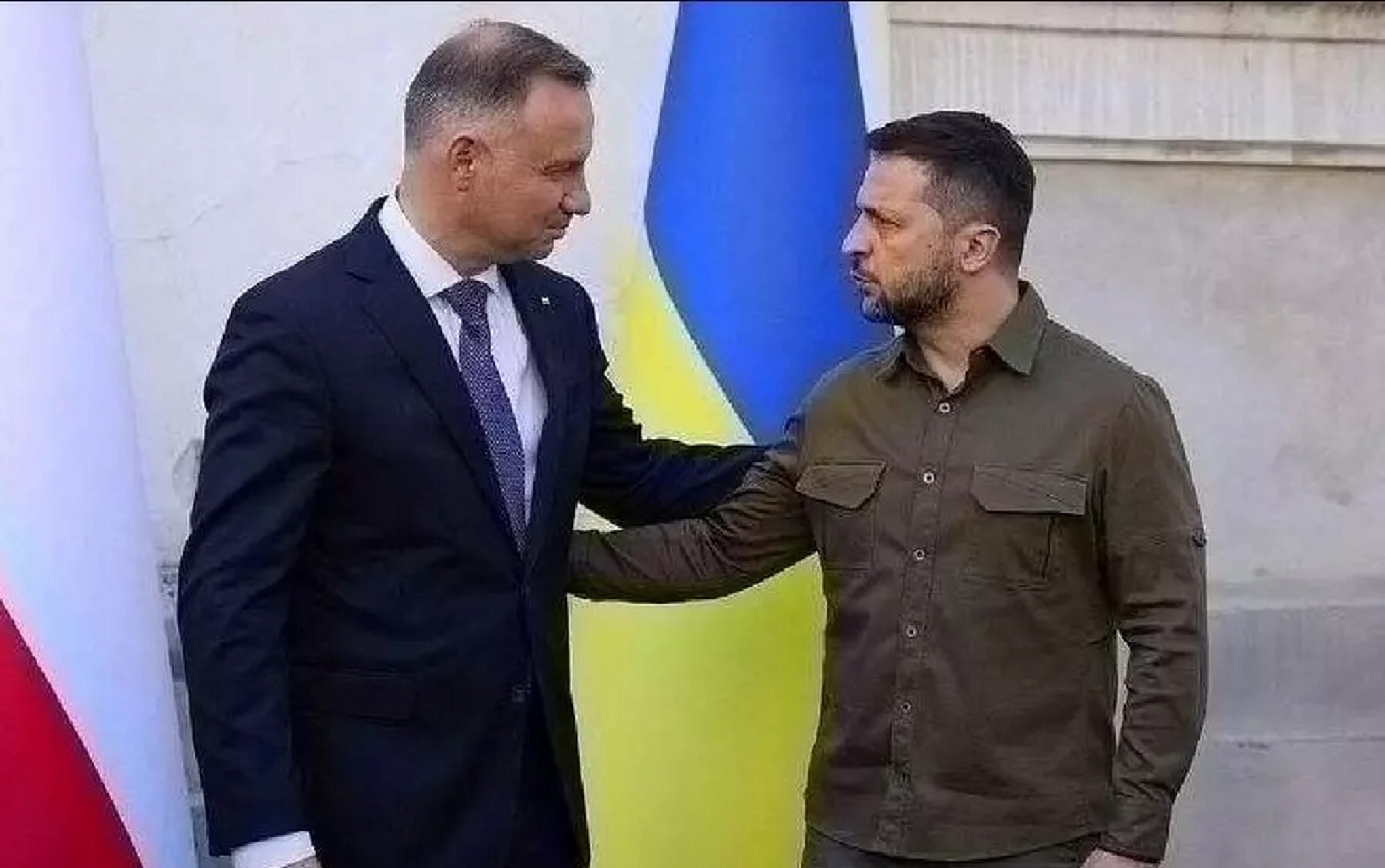 泽连斯基与波兰总统杜达9日在沃伦州卢茨克市,共同悼念二战时期遭