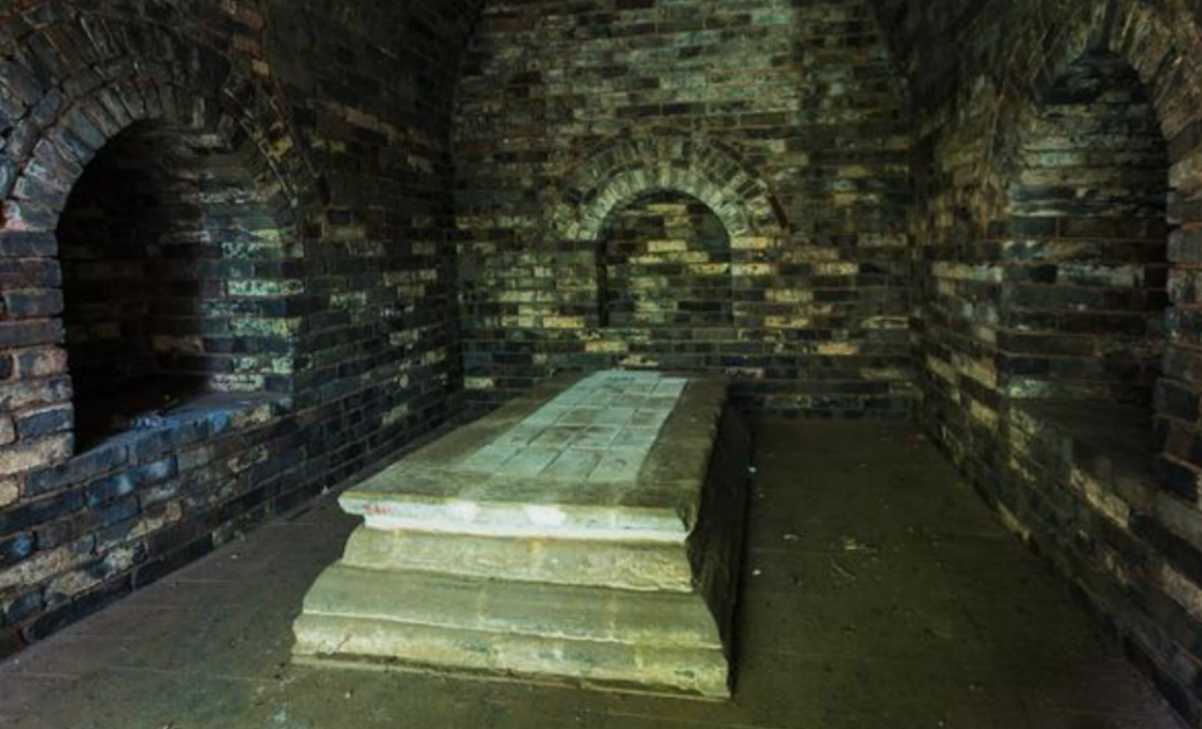 考古队发现9岁小姑娘墓穴,奢华不输皇帝,棺上四字让人不寒而栗