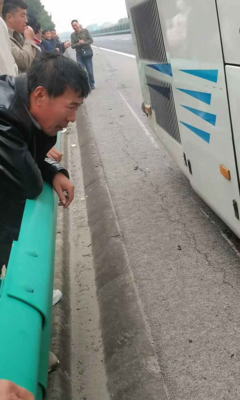 拉人的大客车爆胎了,轮胎成这样了,太吓人了,这是怎么回事呢?