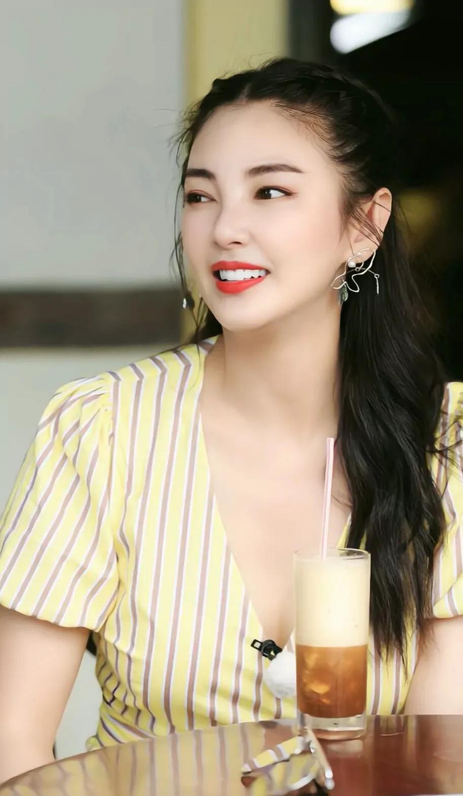 性情中人张雨绮绰约多姿,妖娆动人,艳光四射