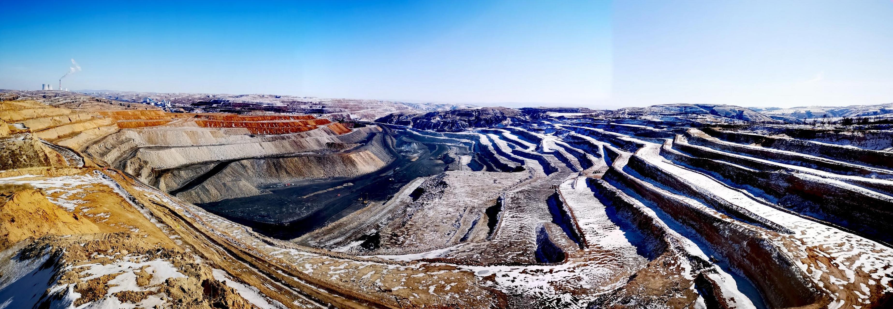 雪后的露天煤矿全景图拍了很多煤矿的风景照,这是最好的一副