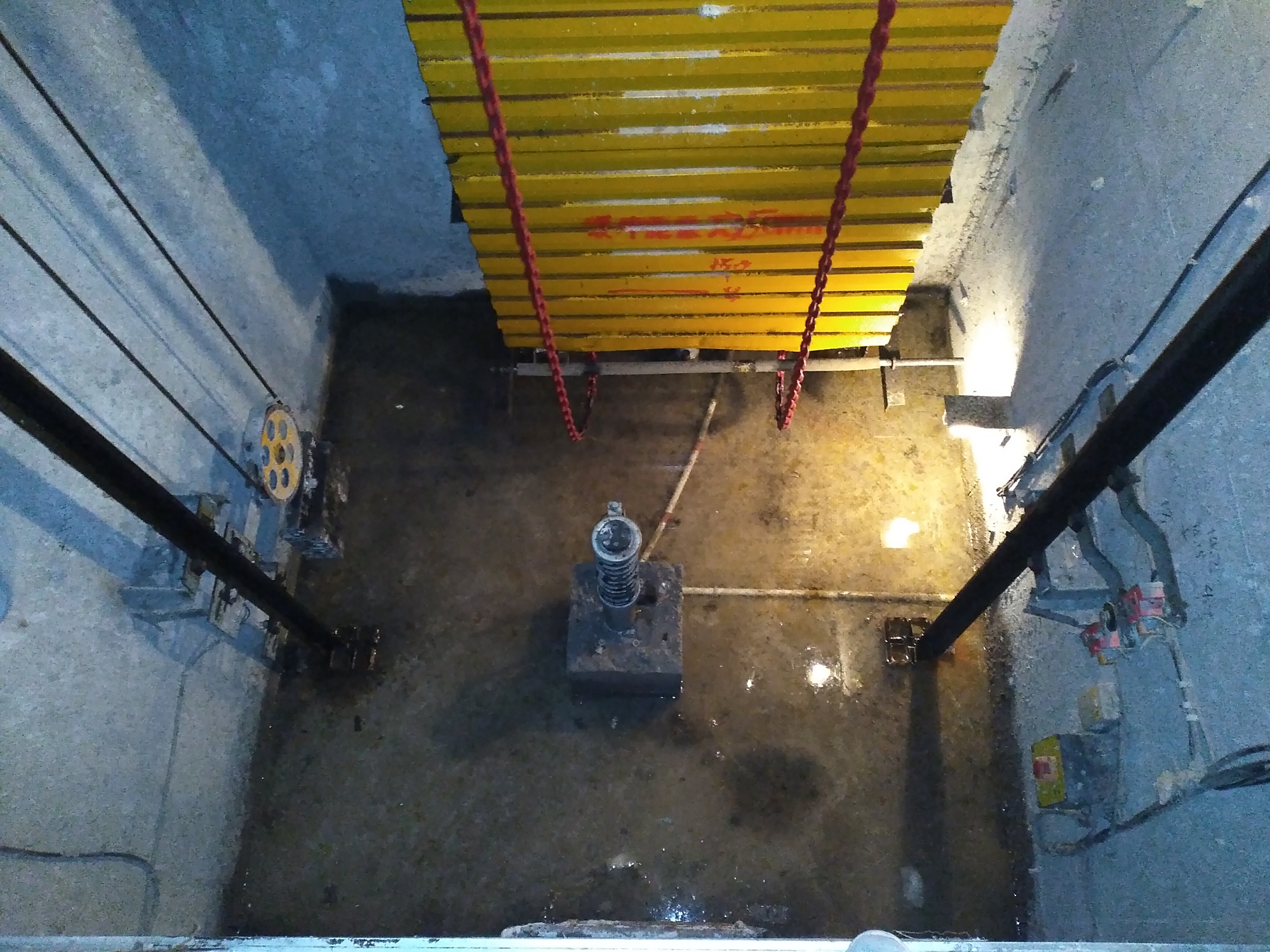 形形色色的电梯底坑!