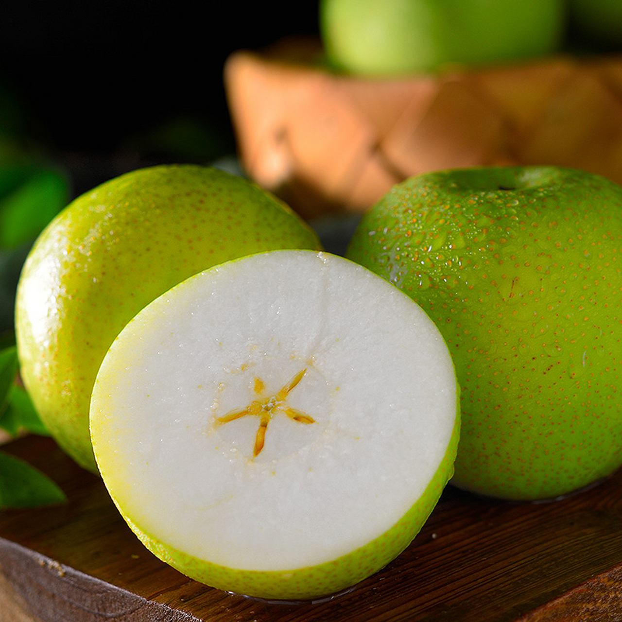 品尝正宗的砀山青梨,那酥脆的口感和香甜多汁的味道让人一吃就上瘾.