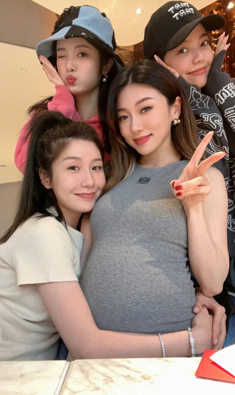 郑恺前女友程晓玥晒孕照,肚大如箩四肢纤细,状态非常好!