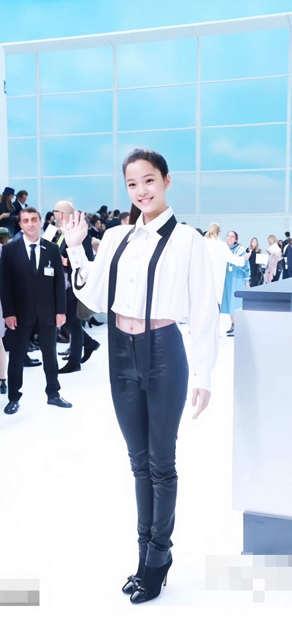 欧阳娜娜的皮裤穿的太性感了,你们发现部位两点了么?