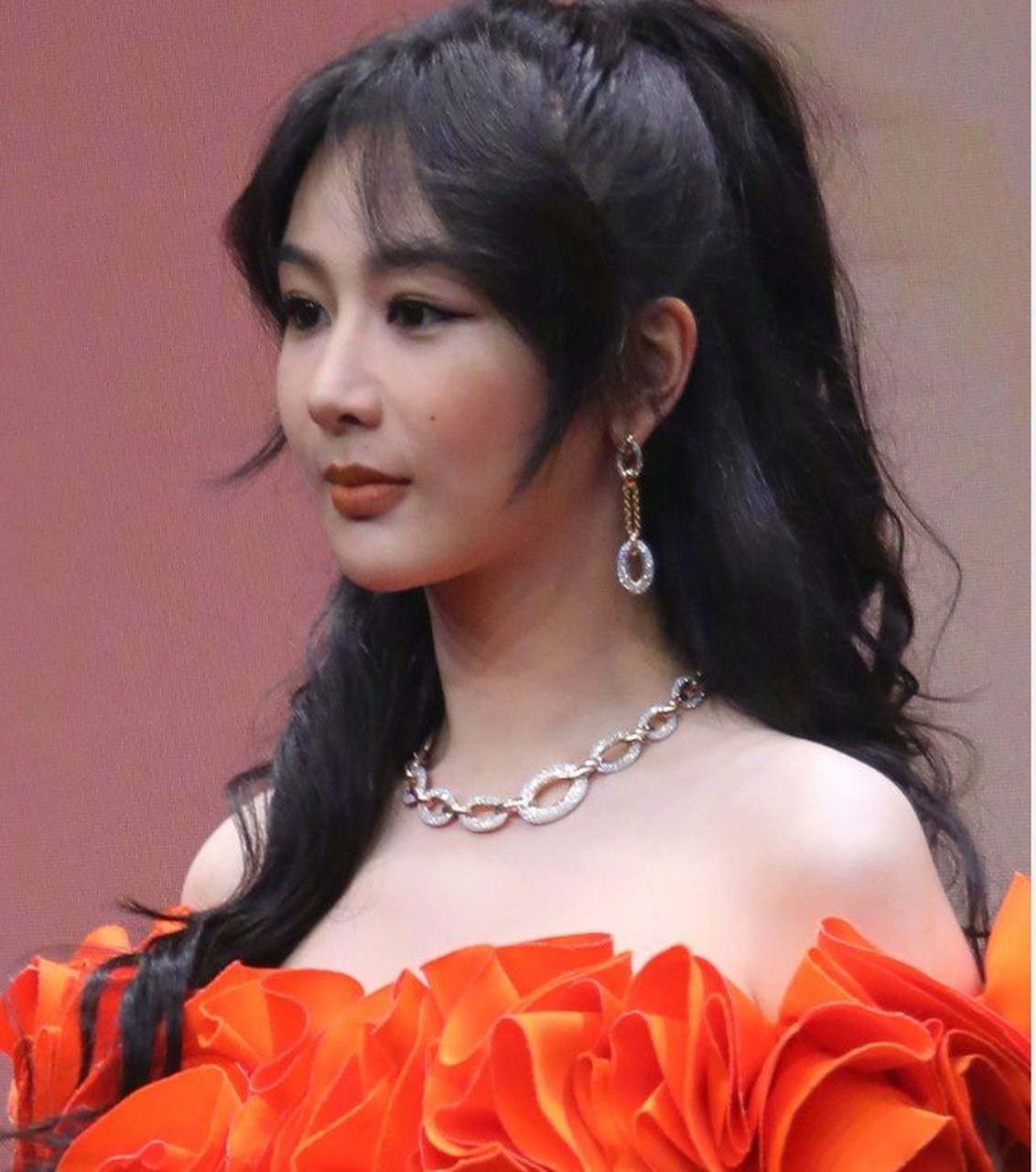 杨紫,一位备受瞩目的当红女明星,最近一组时尚芭莎美照曝光,引发了