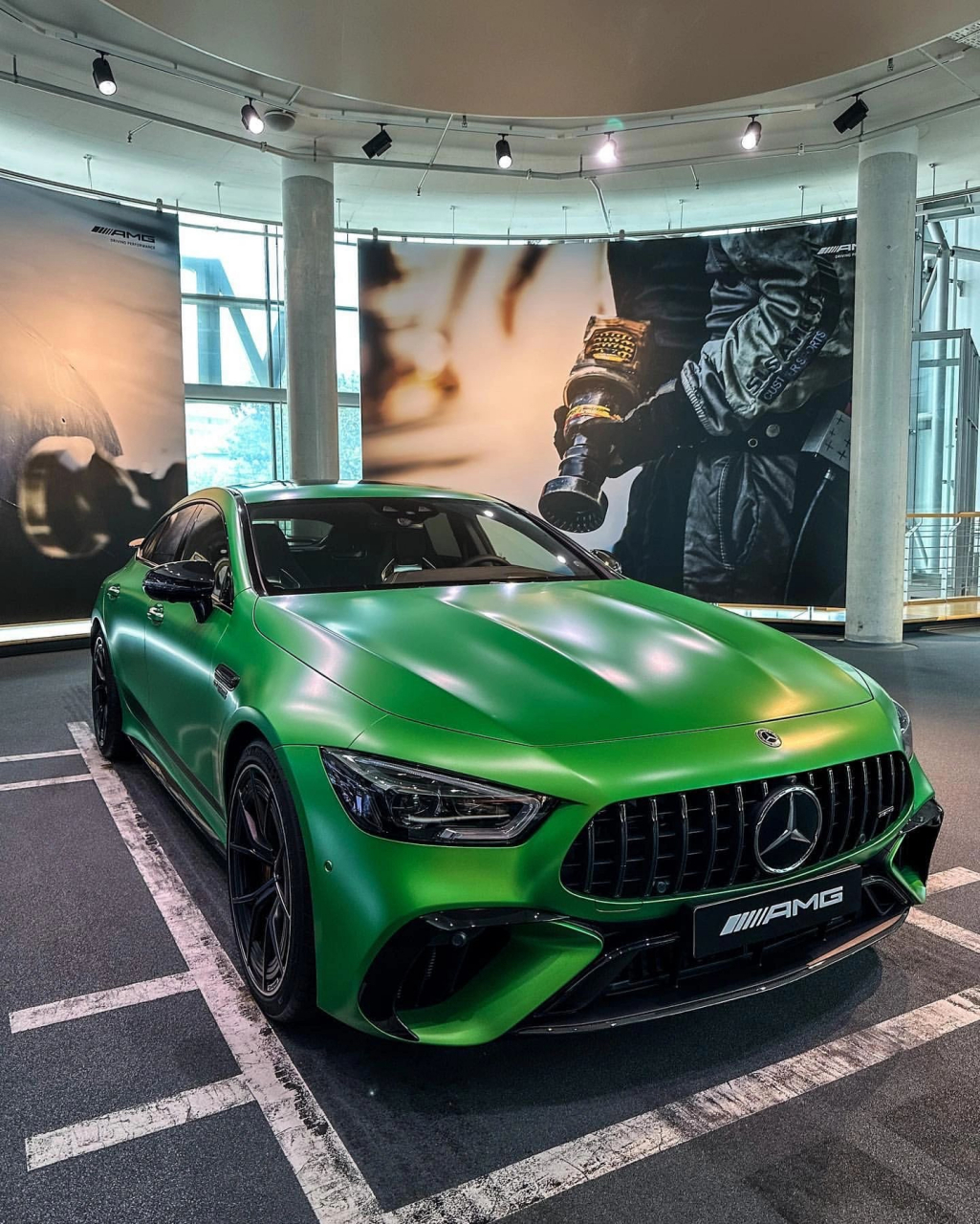 奔驰家族最速轿跑,恶魔绿的奔驰amg gt63s,假如给你300万,会不会选择