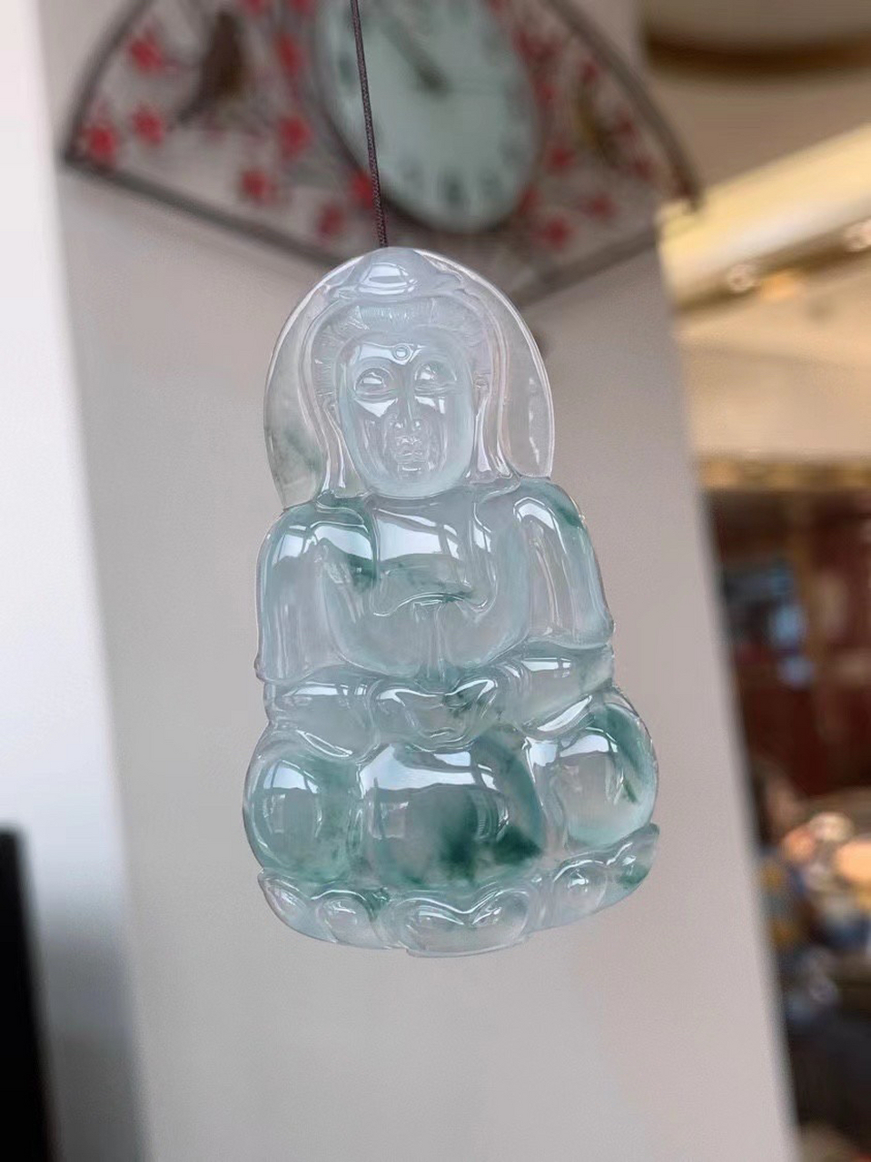 翡翠冰飘蓝花观音吊坠 冰飘蓝花观音,水润细腻有光泽,正装观音.