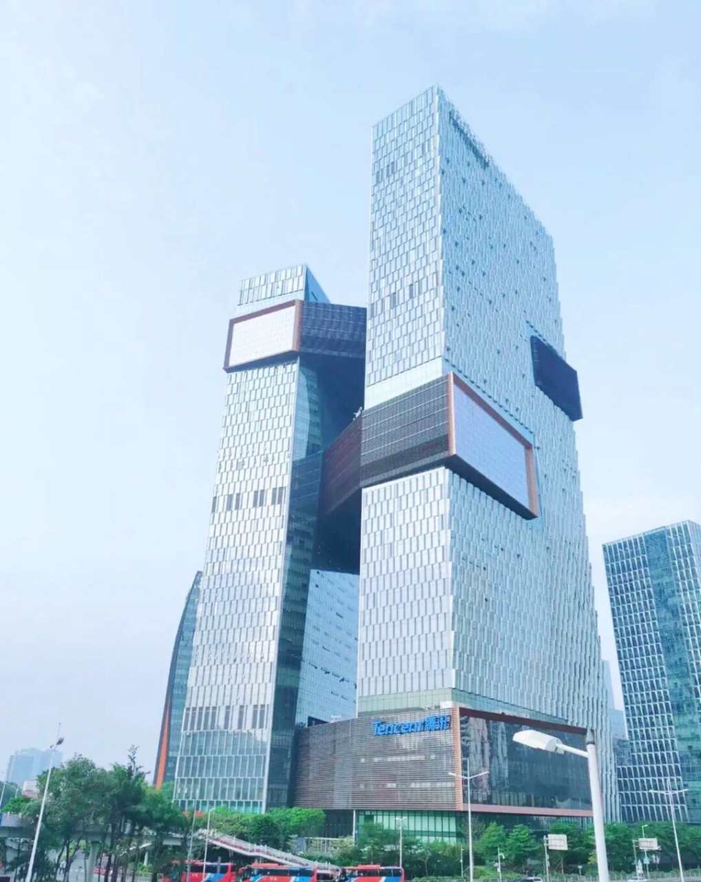 深圳网友:他说在海德二路腾讯大厦上班,大厦看起来相当的豪华!