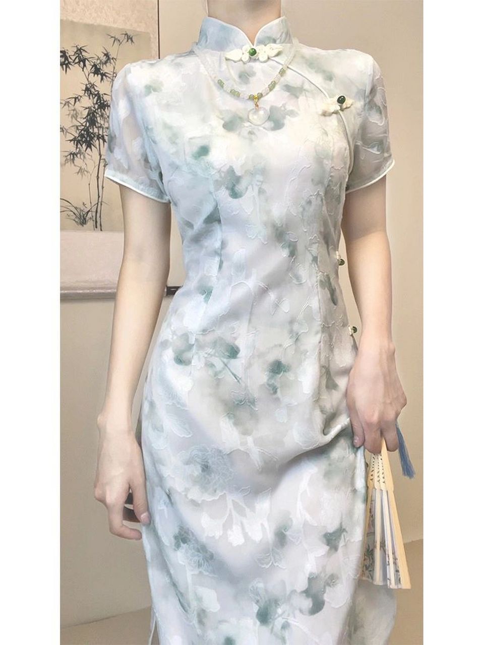 淡青色的旗袍尊滴美翻啦～花纹是提花设计更有立体感哦～#国风主理人