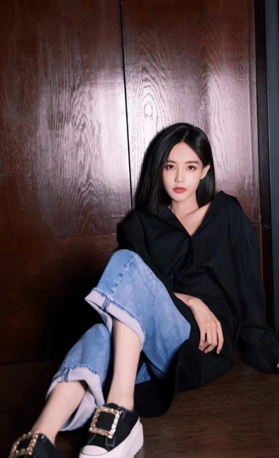 神秘大气!李一桐黑衬衣穿搭教你打造时尚魅力