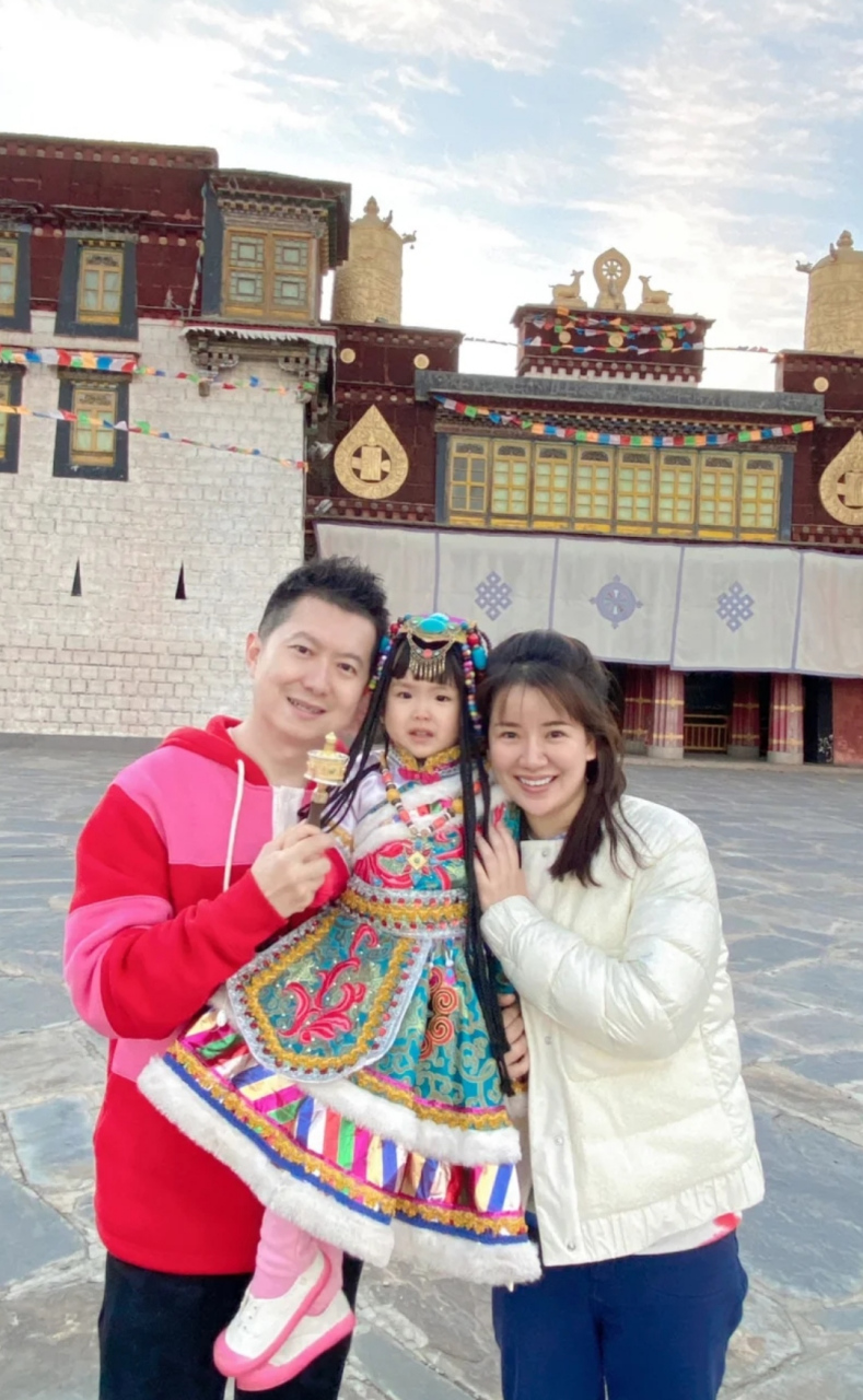 主持人红果果绿泡泡一家三口同框,女儿打扮好可爱,照片里的地方是他俩