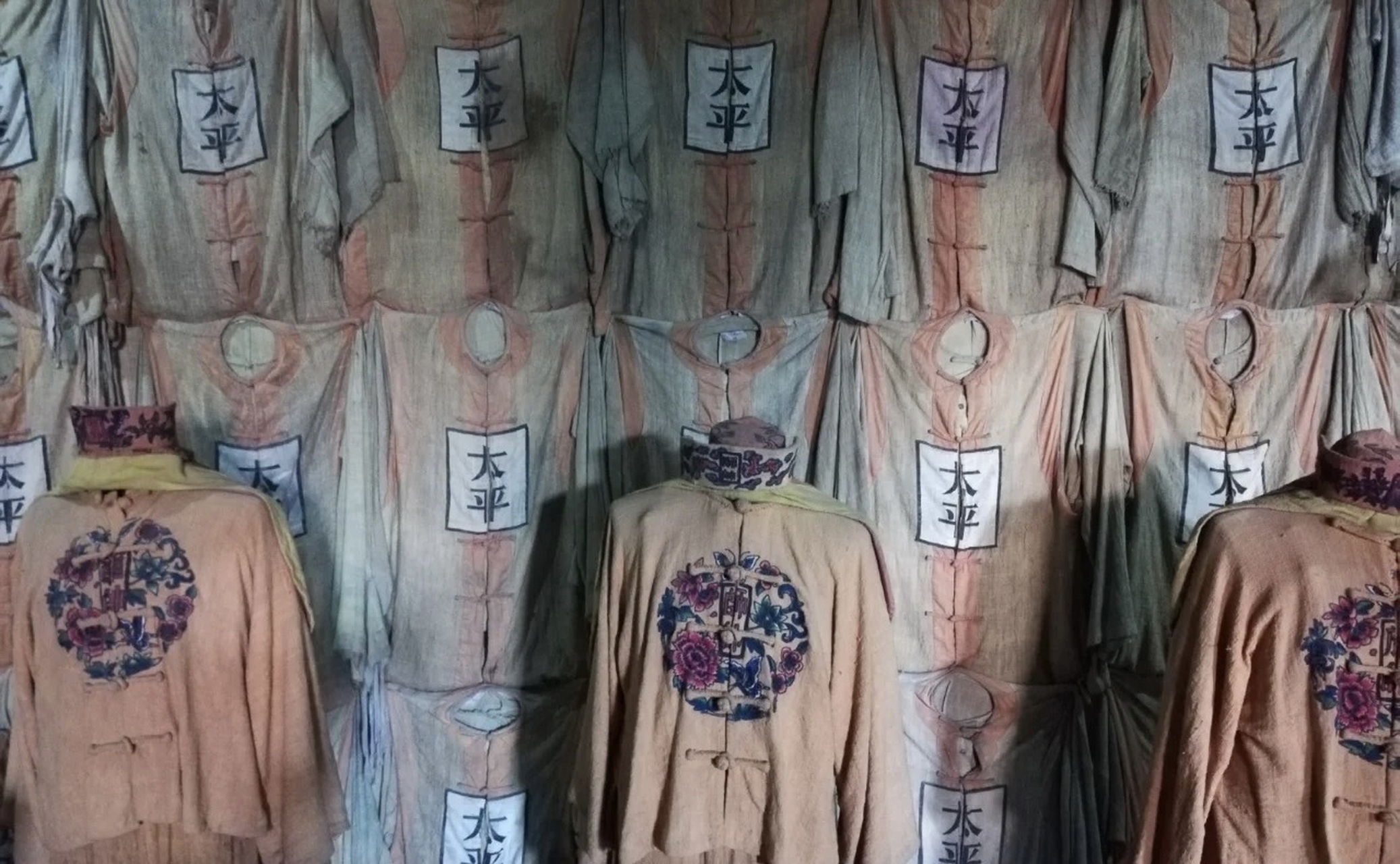 看懂太平天国军队的衣服: 天王御林军:黄背心无镶边; 东王所统属:黄