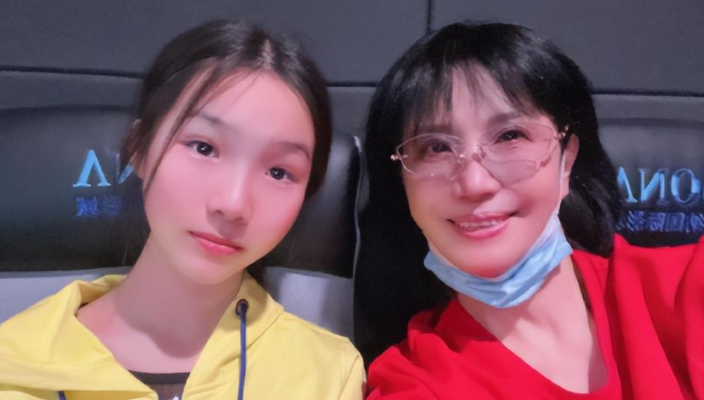 64岁吴玉华:与汪俊有缘无份,二婚嫁给画家后,家庭美满和谐