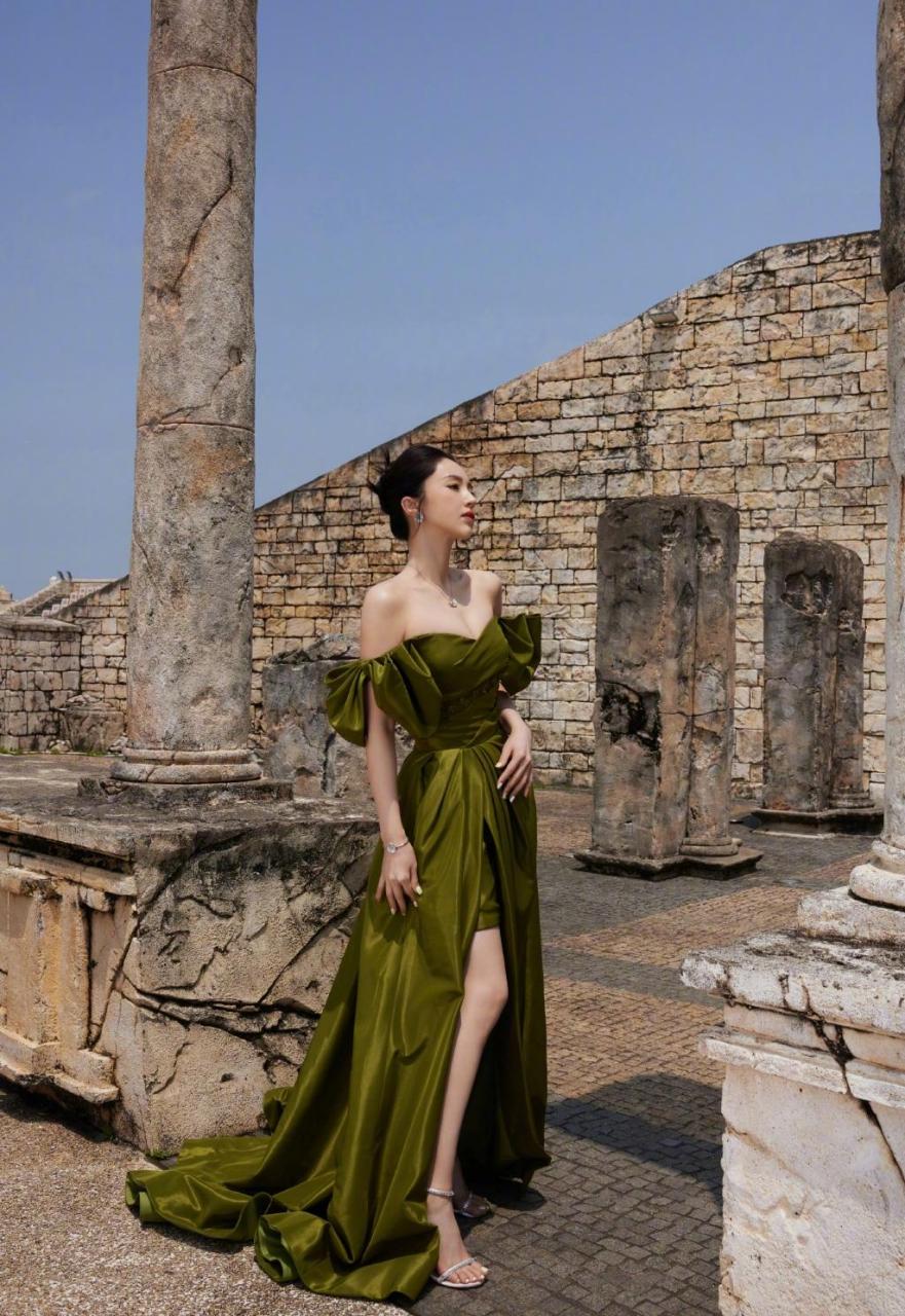 董璇穿上这一款绿色抹胸裙,真的是太美了,婉约的妆发,优雅的气质,可惜