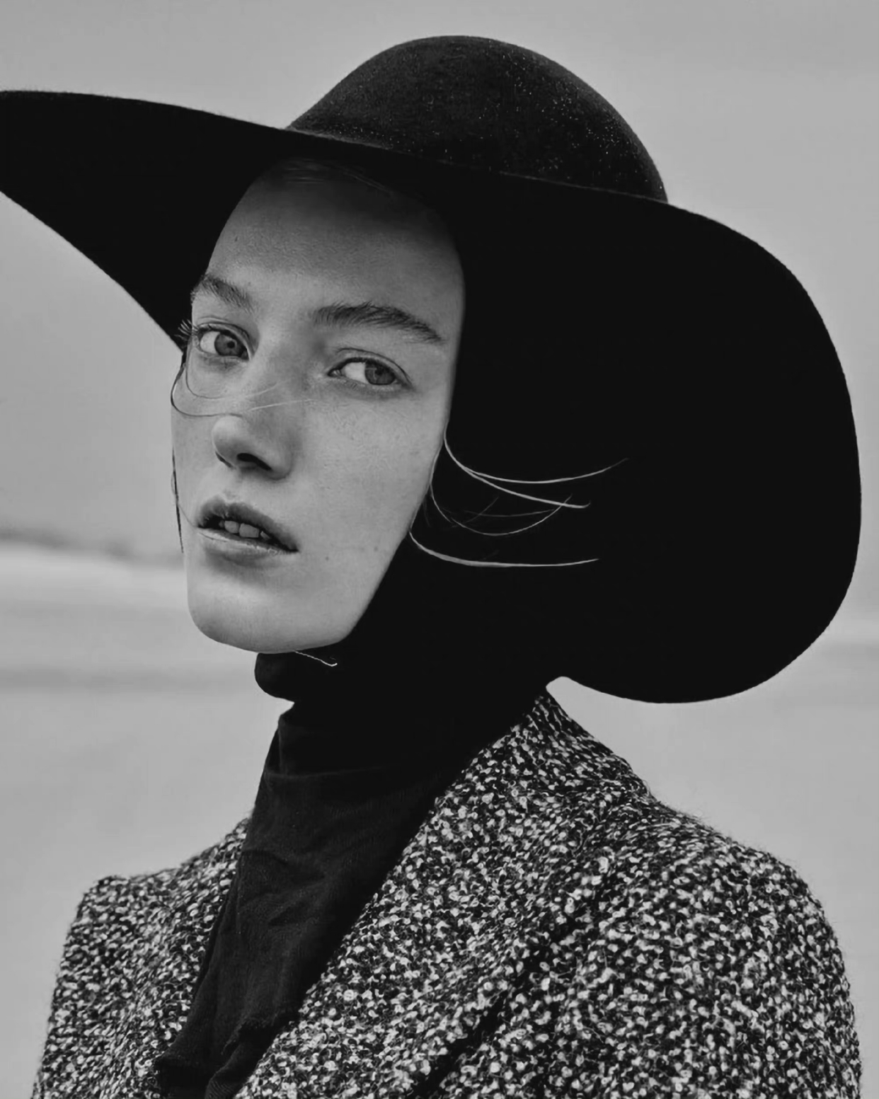 时尚绝美的冷黑色,眼神也绝佳.