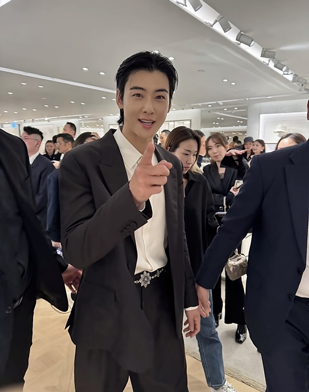 车银优生图,本人又高又帅!