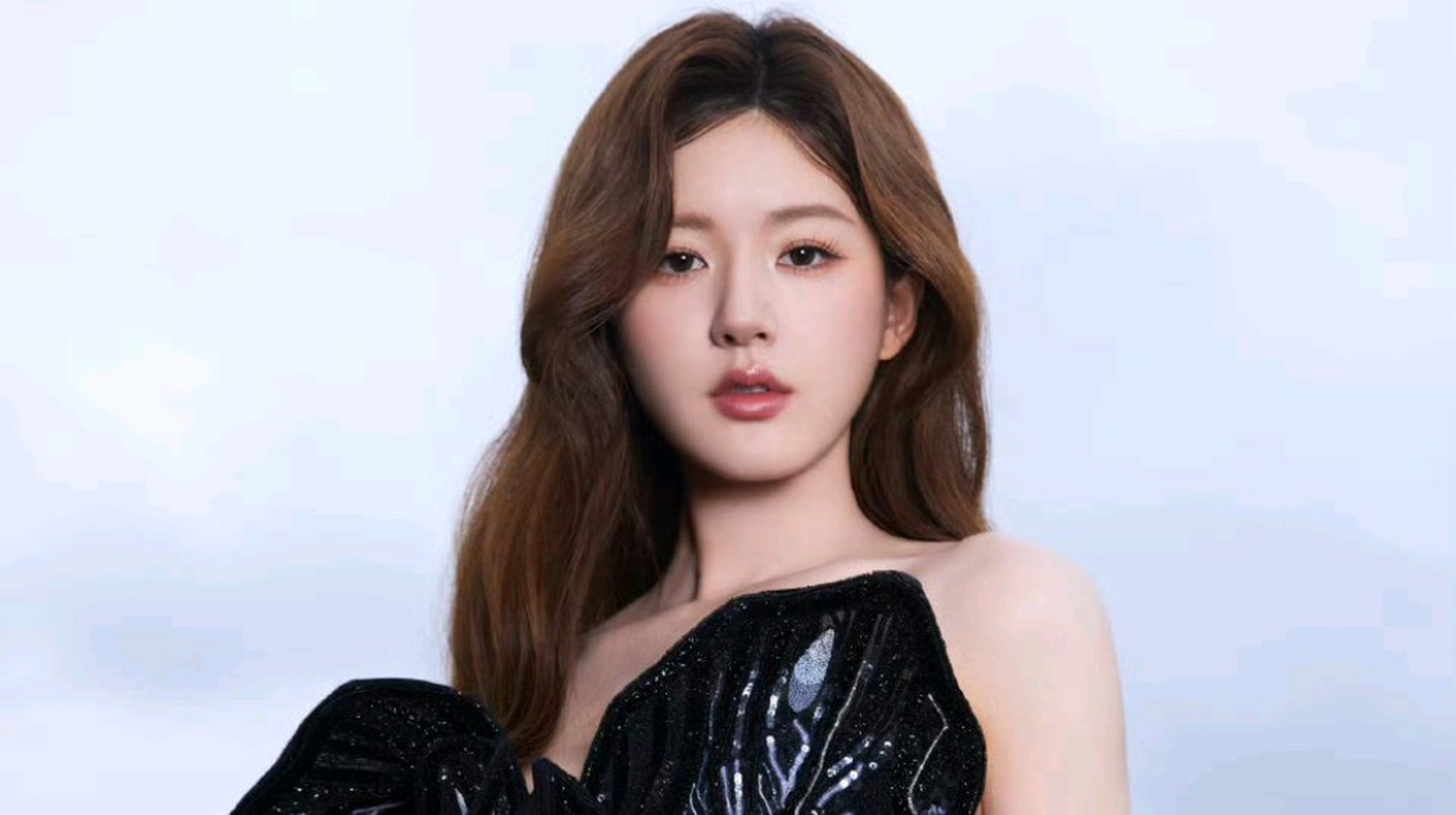 时尚|赵露思身着rahul mishra2023秋季高级定制系列黑色叶片裙亮相