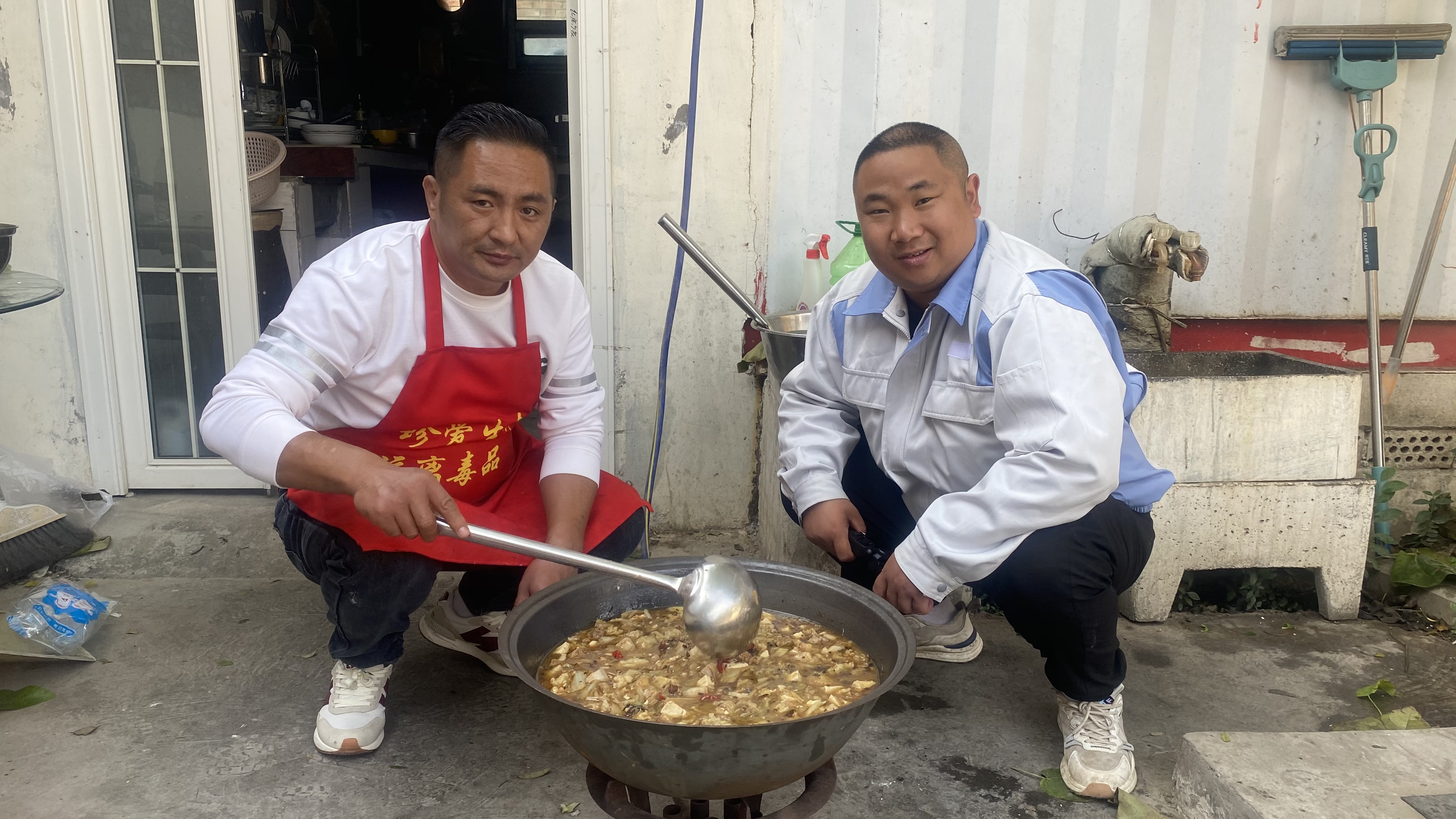 农村下乡包桌的李师傅,在家里炖一锅烩菜,小勇学习味道真不孬