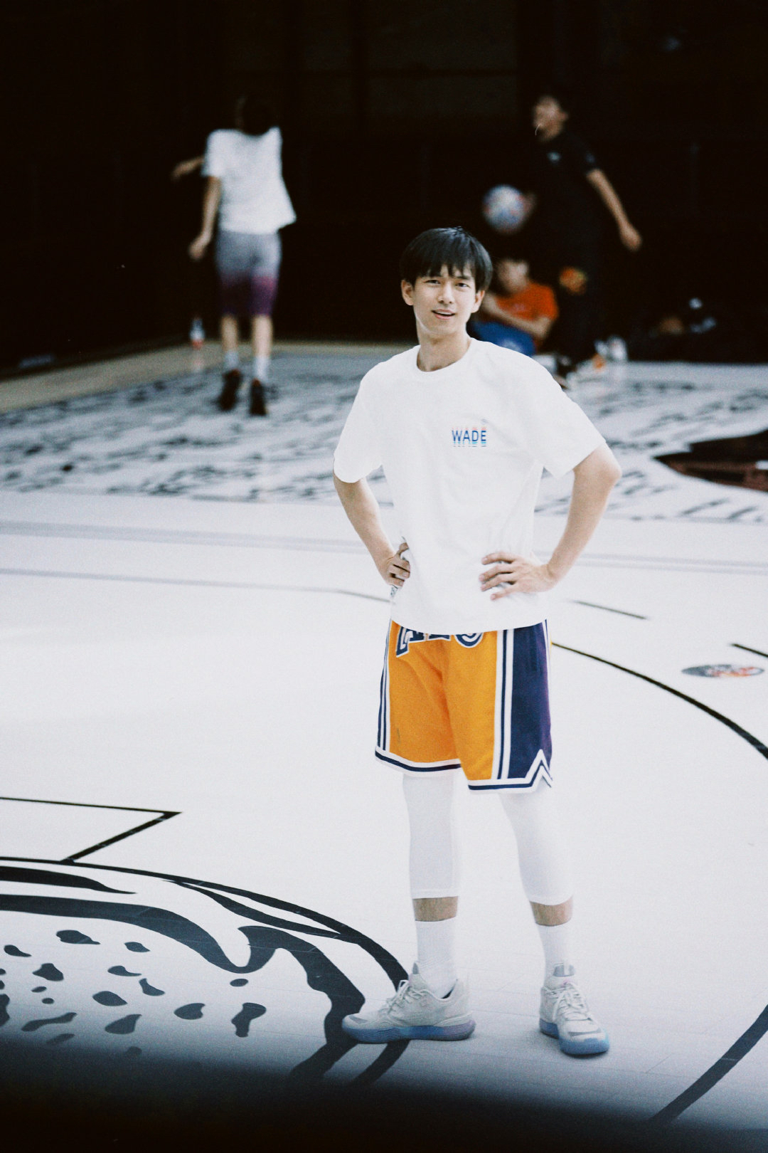 李现变三月男友了?这打篮球的样子也太青春太阳光了吧!