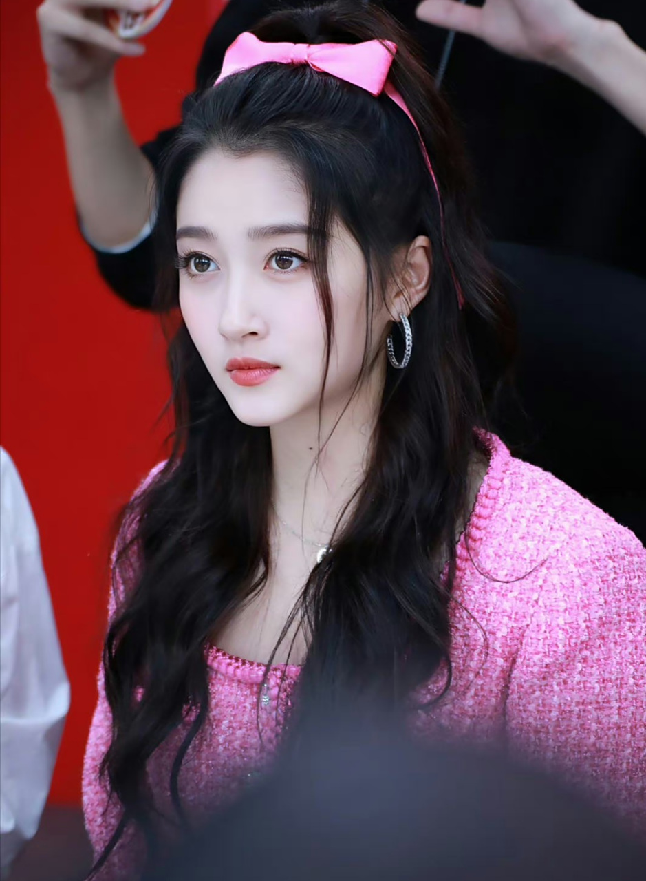 关晓彤这粉色衣服,粉色蝴蝶结高马尾的造型实在是太可爱了.