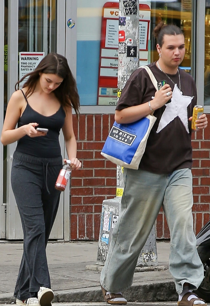 阿汤哥的女儿小苏瑞纽约外出街拍