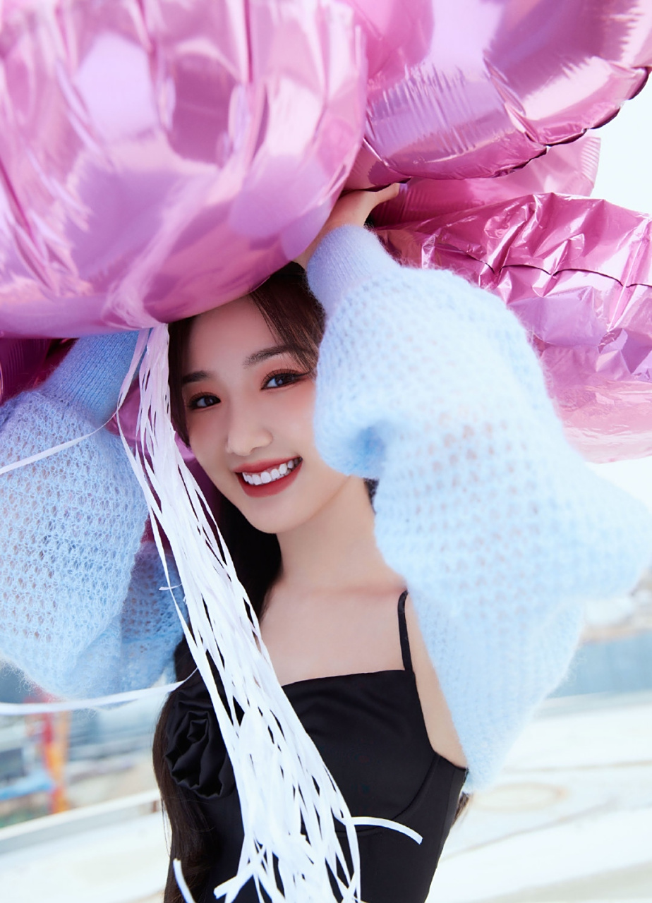 毛晓彤# 甜美清纯的容颜,五官精致立体,白皙细嫩的肩颈线,妩媚多姿