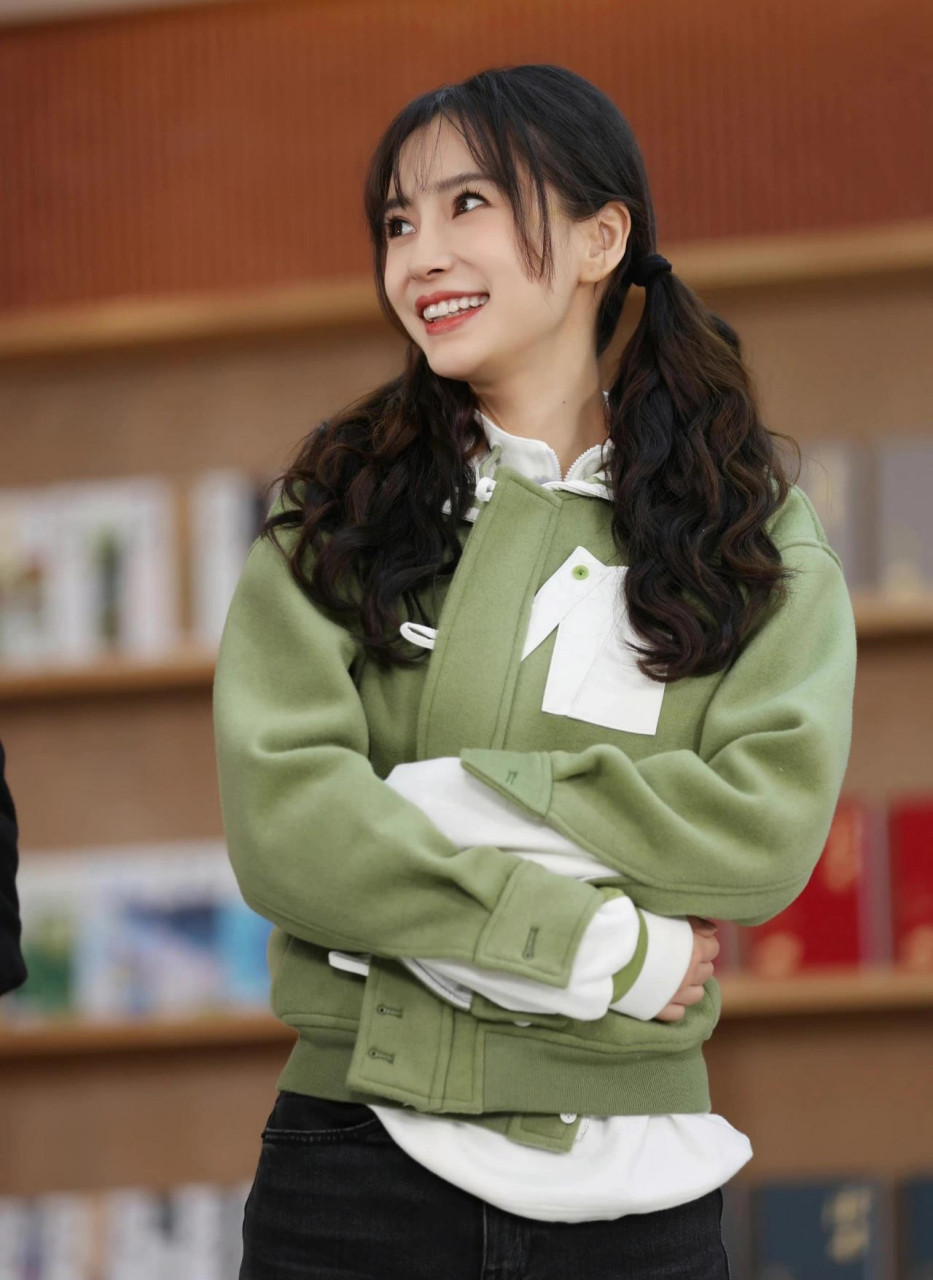 杨颖扎双马尾,可爱俏皮,笑容温柔甜美,满满的少女感!