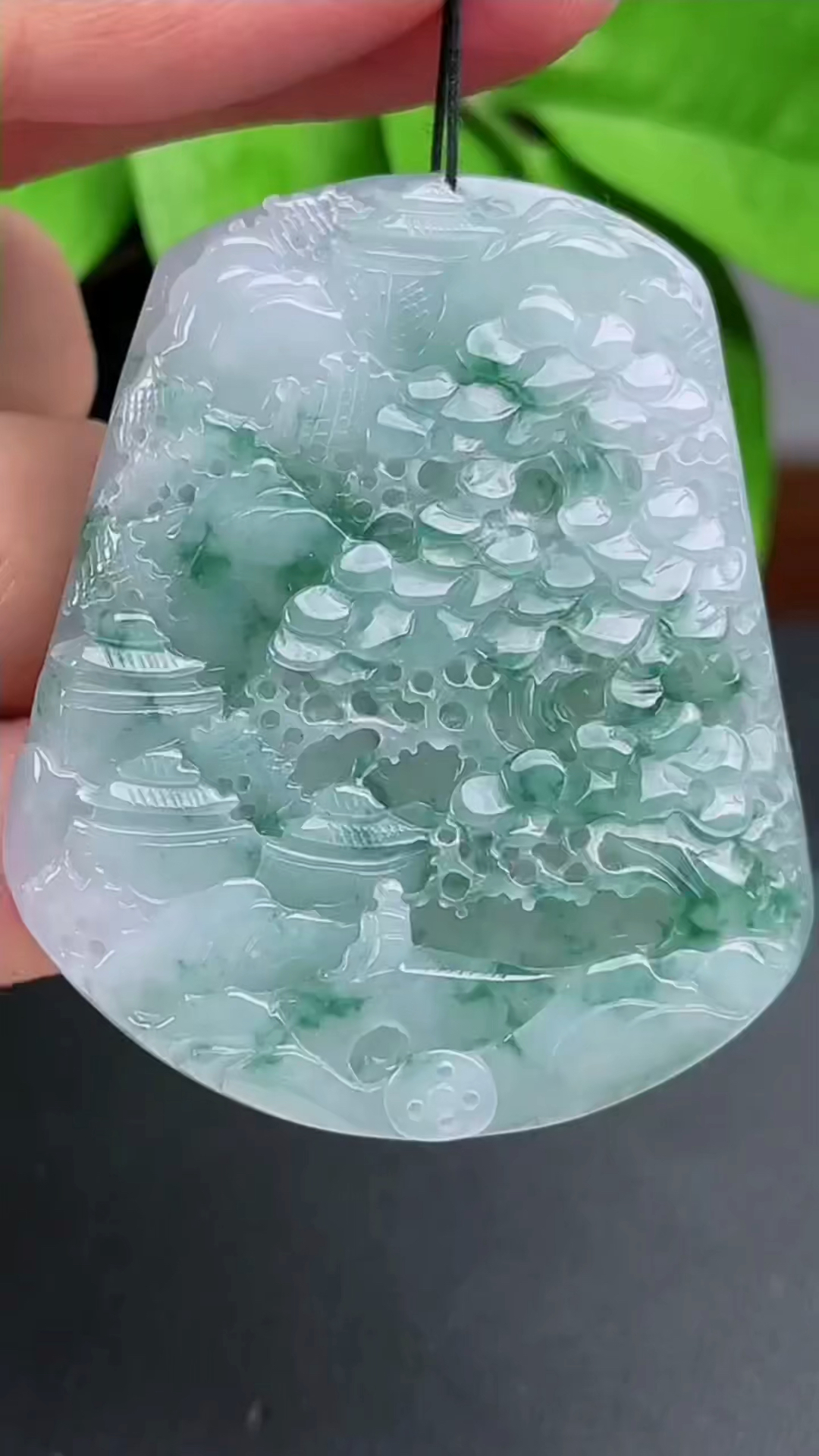 手镯芯雕刻的冰飘翡翠花山水牌分享