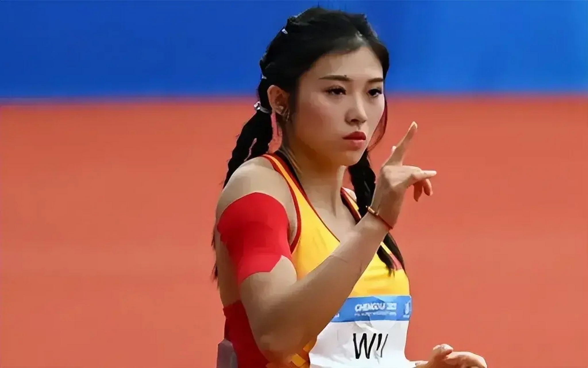上吴艳妮摘得了女子100米跨栏银牌,同时获得2024年巴黎奥运会参赛资格