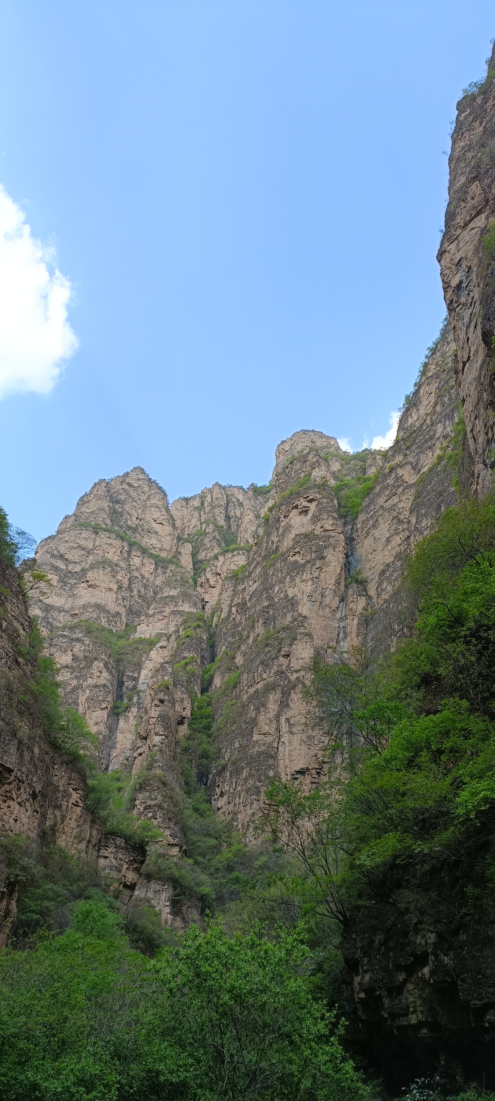 人少水多的龙门涧,山青水绿很凉爽,京郊出游好去处