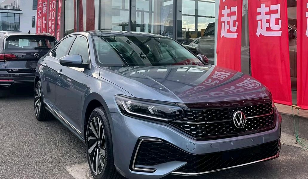 大众帕萨特"新造型"亮相,星空格栅搭配冰川蓝漆面,时尚感飙升