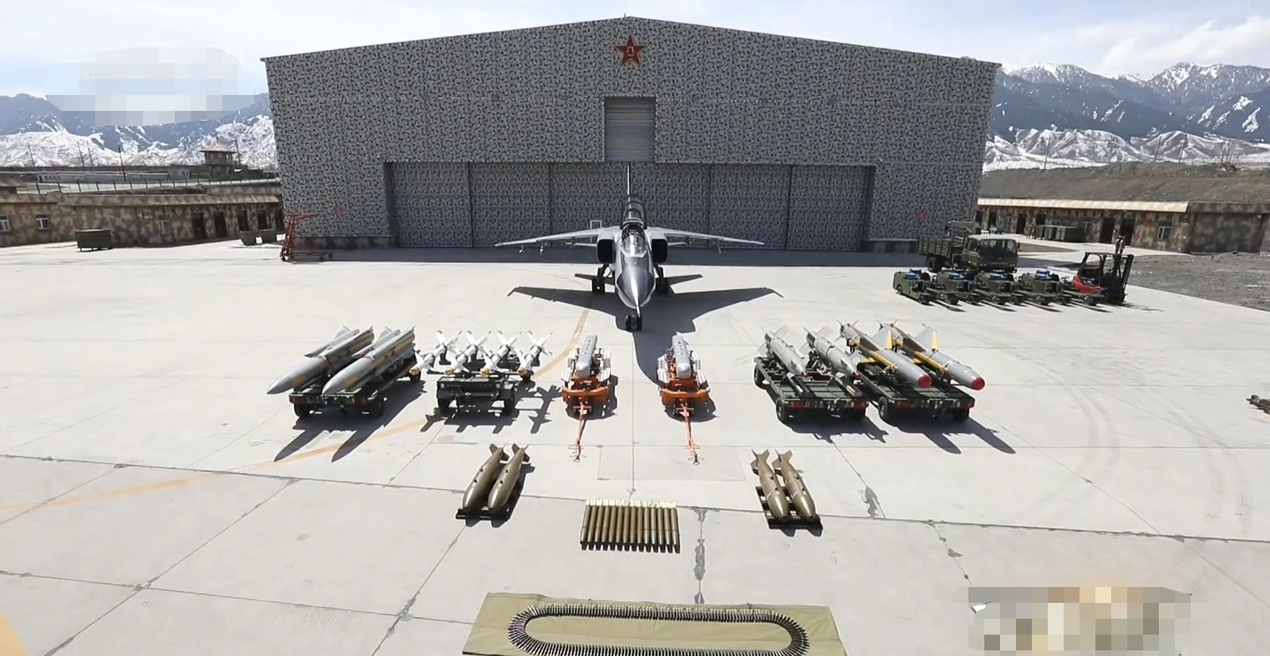 中国空军歼轰-7"飞豹"战斗轰炸机,可以挂载的部分武器展示.