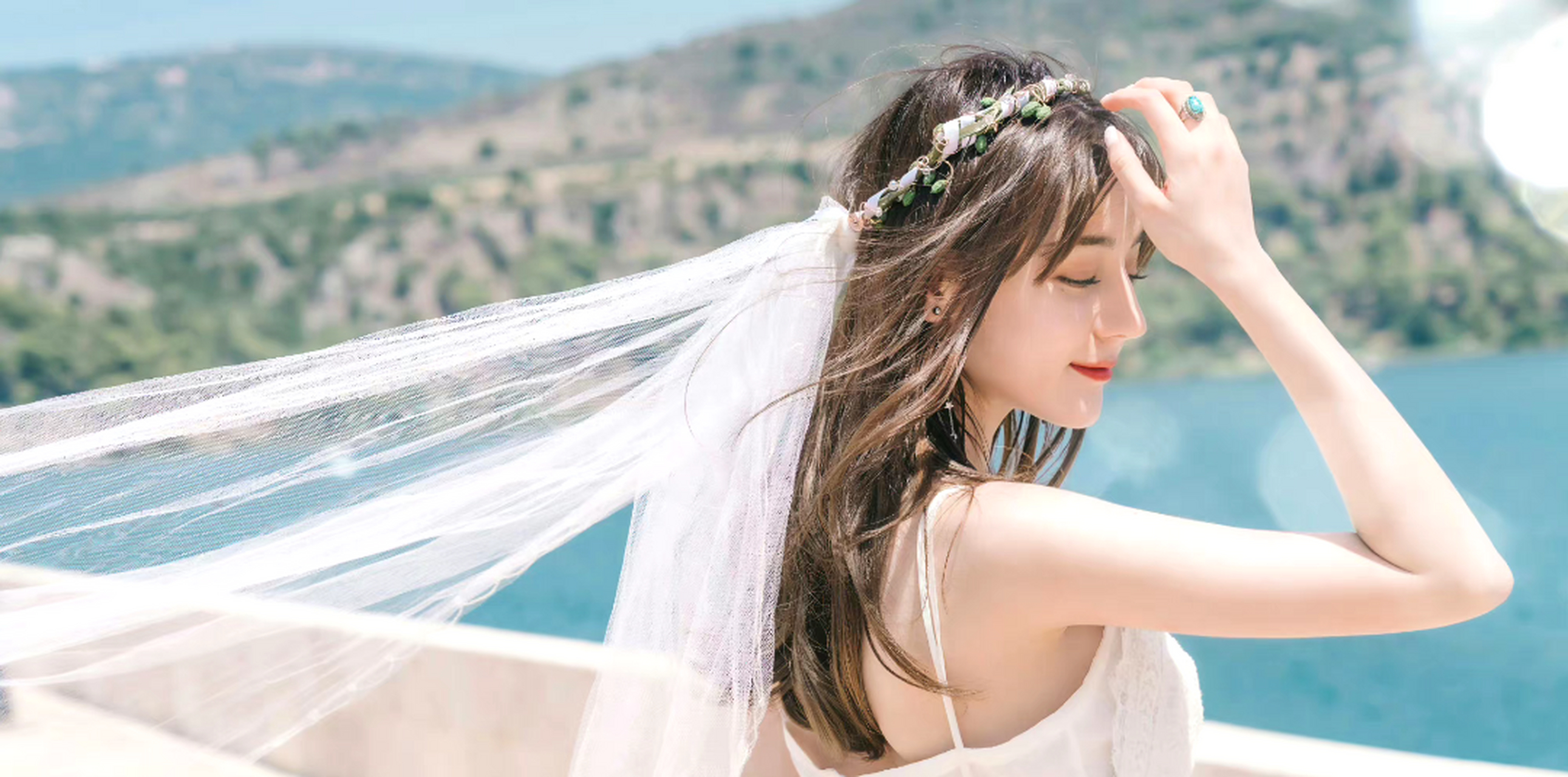 迪丽热巴《慢游全世界》里的婚纱造型永远的神[心]