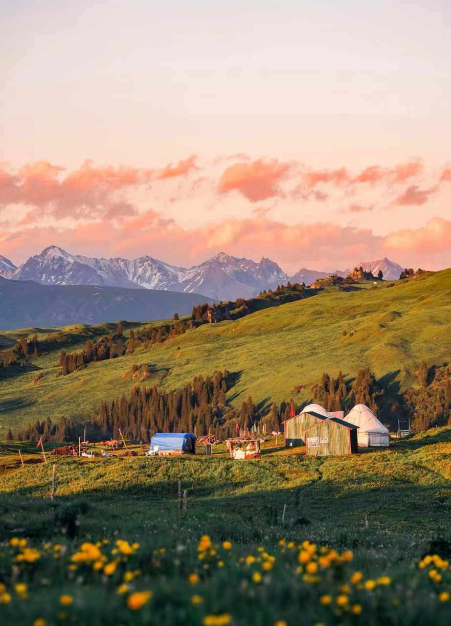 新疆唐布拉草原仙女湖,后劲真的很大,远处雪山皑皑,夕阳染红了天际,有