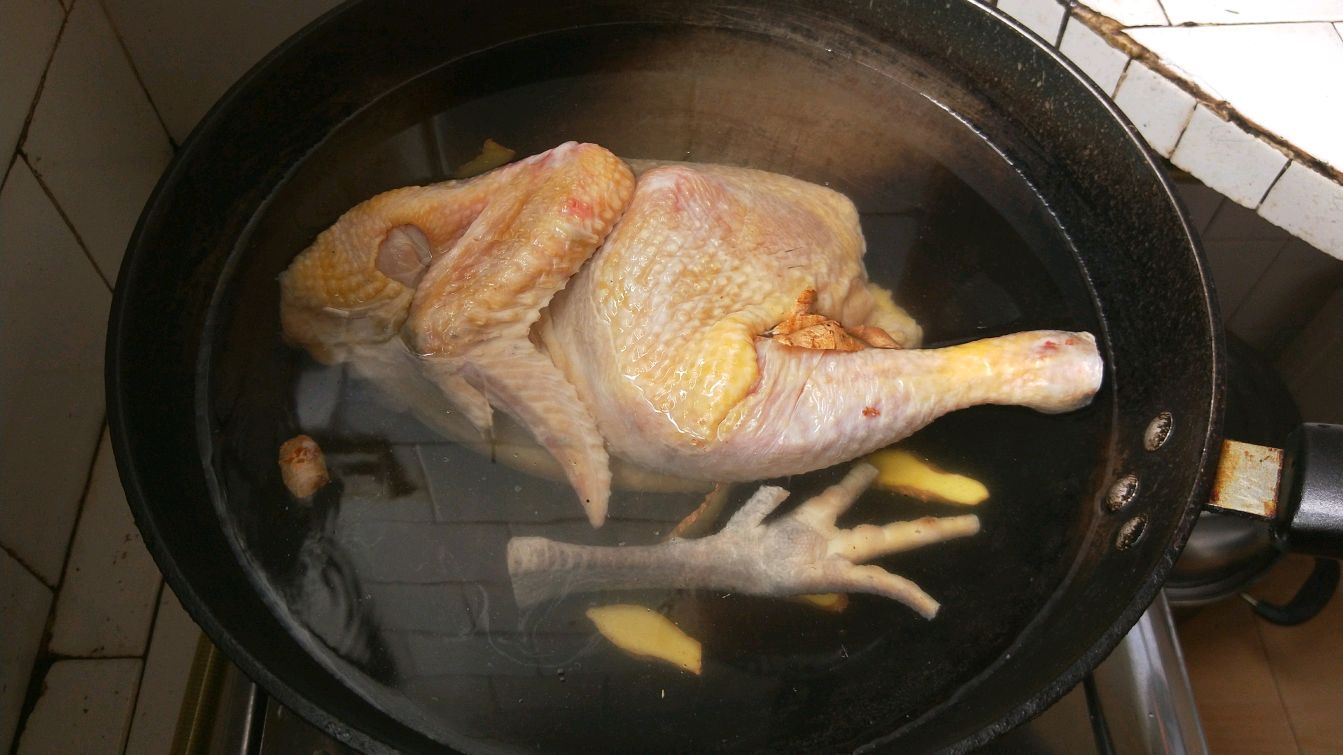 川味凉拌鸡,用这些佐料煮熟后,再放上葱姜蒜、小米椒凉拌。美味