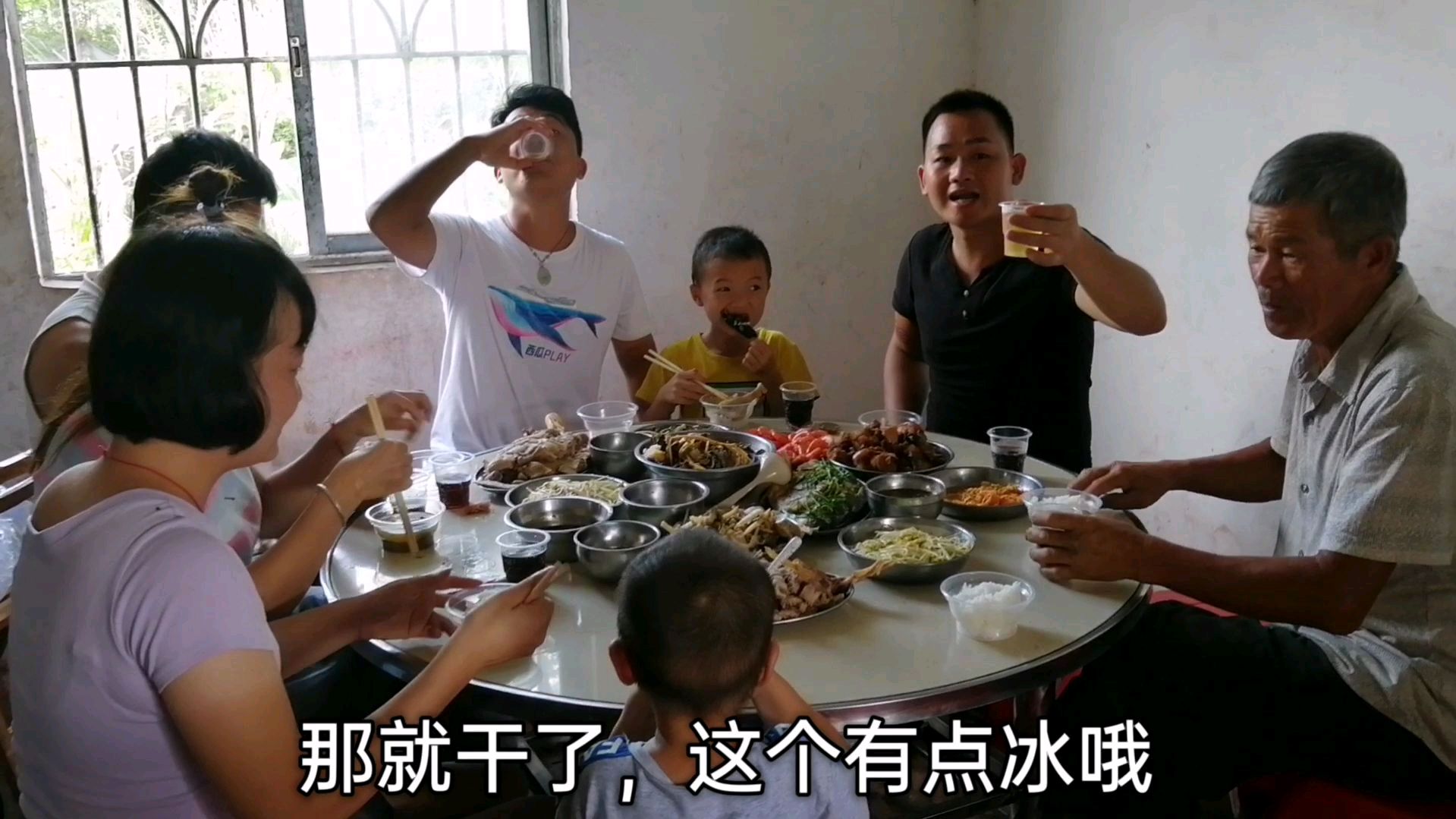 今天做了一大桌菜,跟广西陈久,喝个痛快,广西灵山人就是爽快