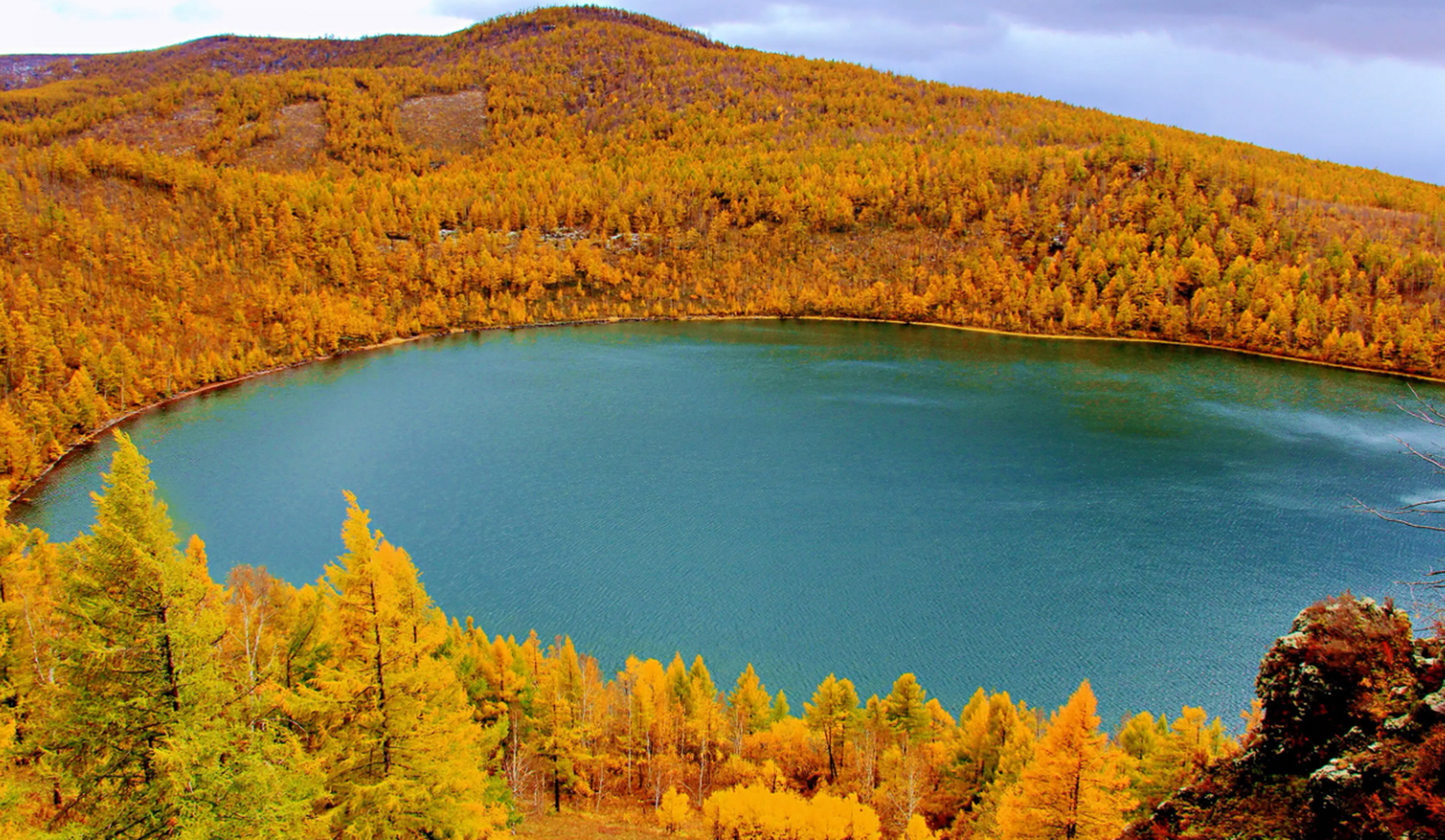 秋季旅游是一个非常美好的体验,因为这个季节有温和的天气和美丽的