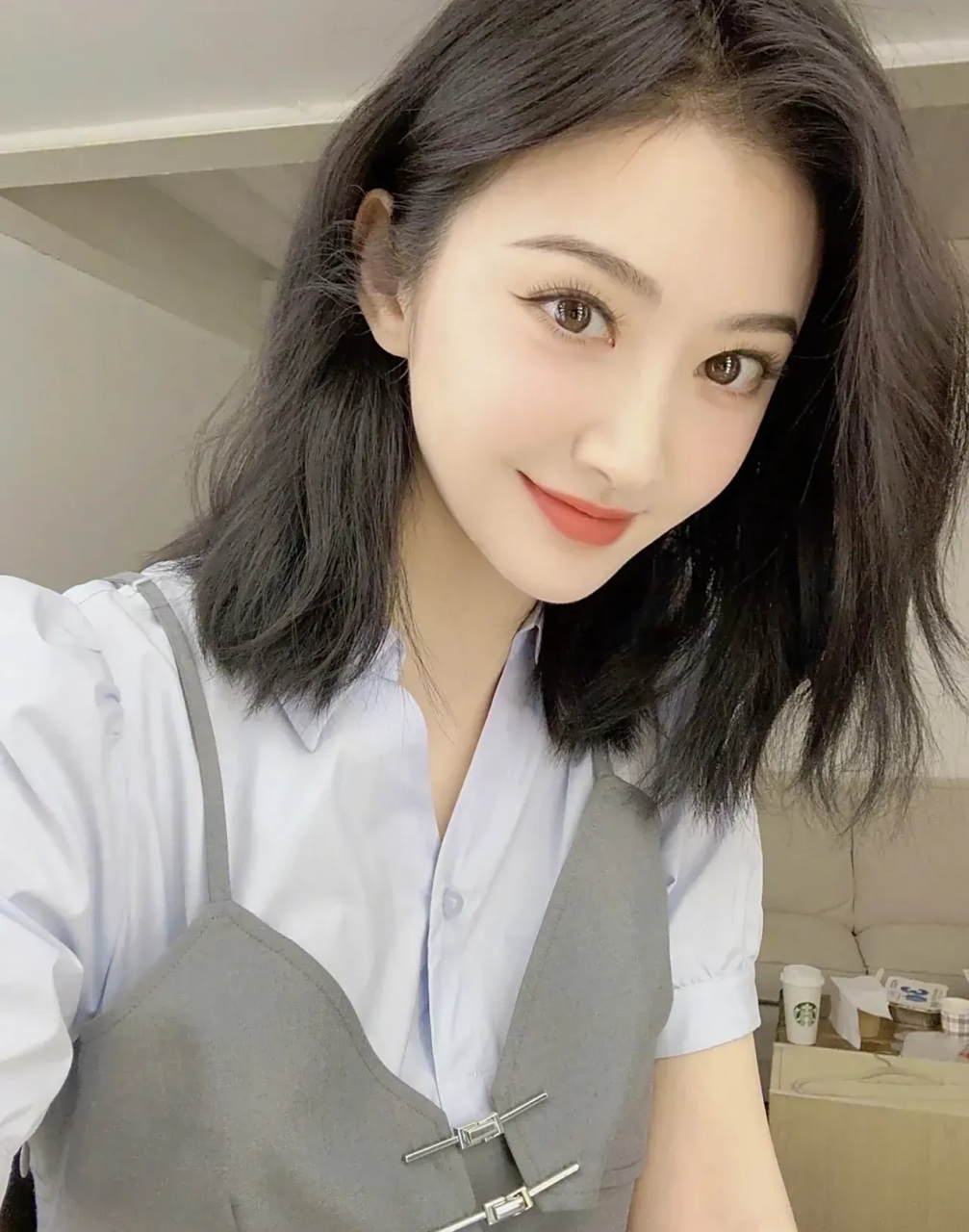 景甜自己发布最新自拍照 我们看到,景甜头型很淑女人味,手上拿着一朵