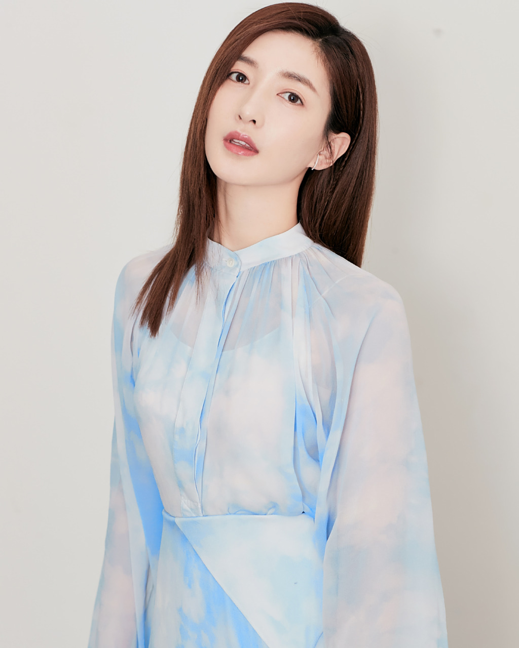 江疏影浅蓝色温婉写真!#明星# #气质美女# #今日早安问候