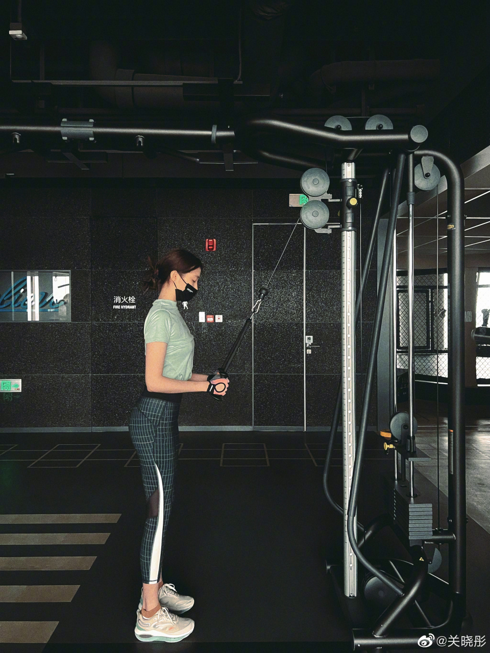 关晓彤晒健身照,小腹平坦,前凸后翘,一双大长腿异常吸睛!