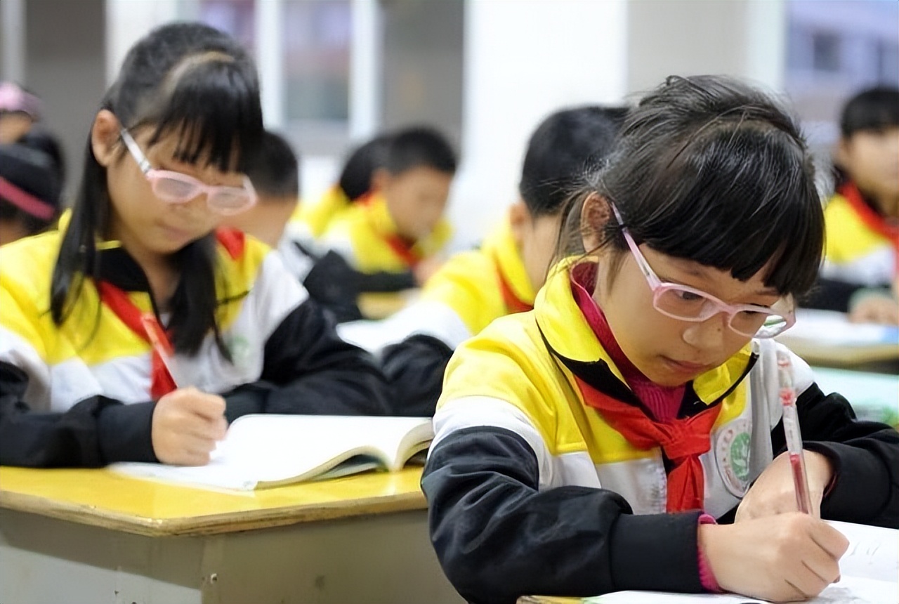 中小学上课时间将有所调整,预计9月开学后正式实施,班主任发愁