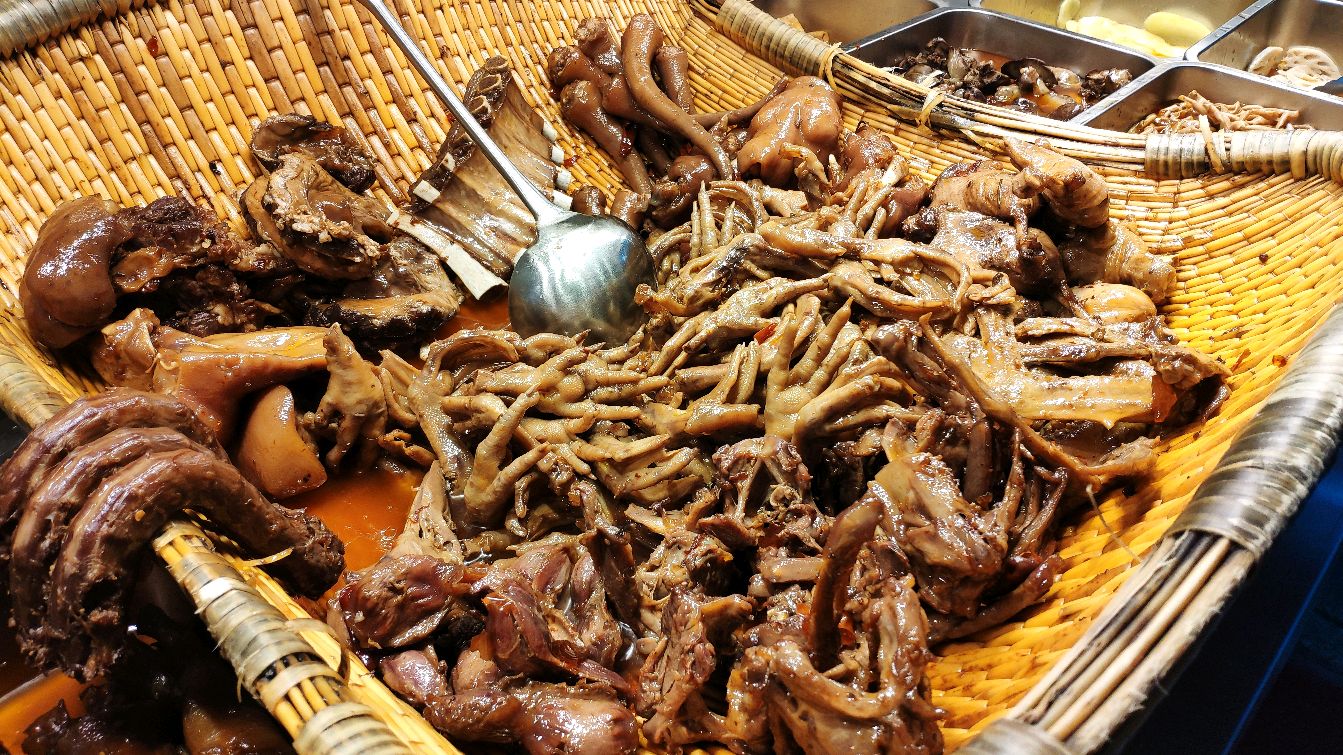 街边热卖的现捞卤味,又香又辣吃着根本停不下来